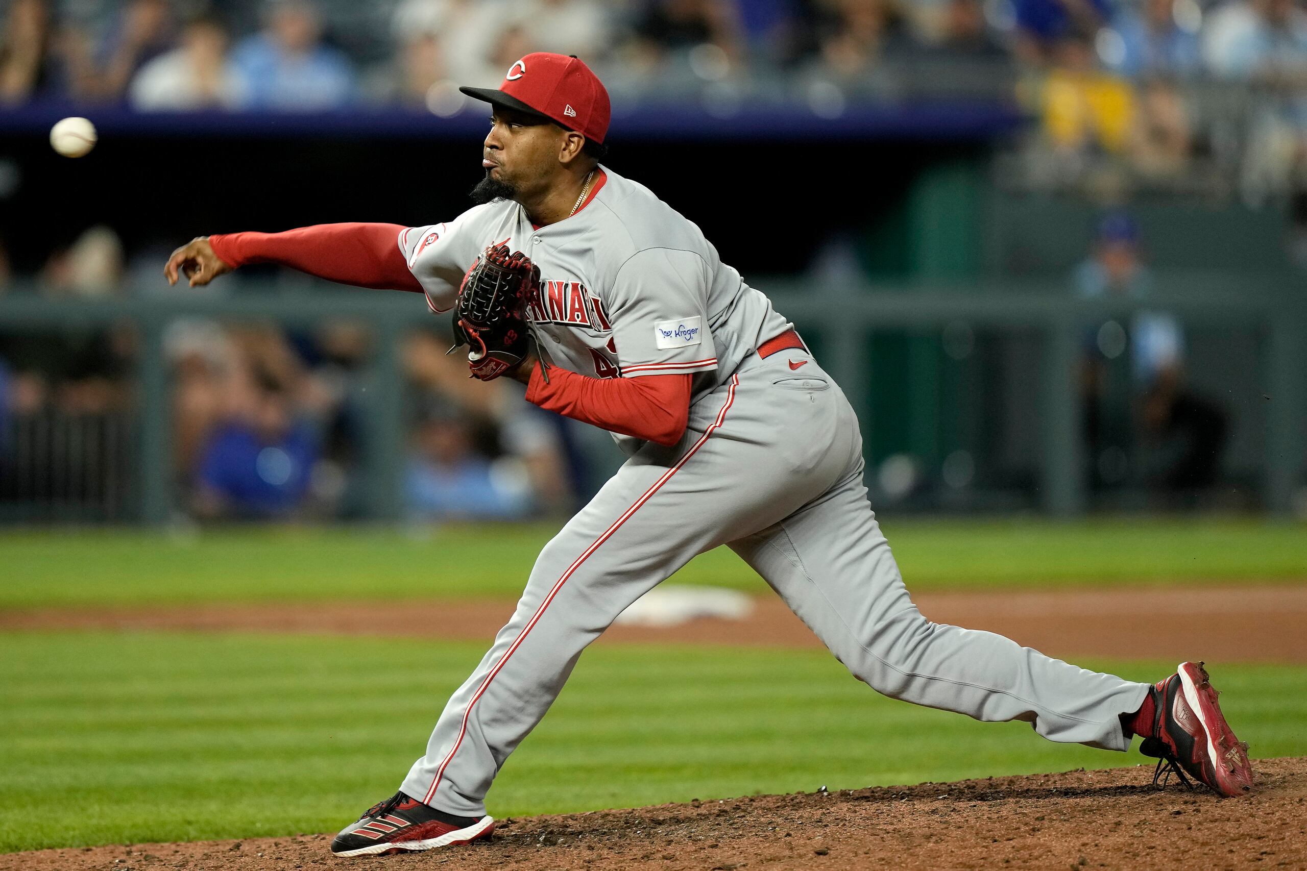 El boricua Alexis Díaz, de los Reds de Cincinnati, hace un lanzamiento en el noveno inning del juego ante los Royals de Kansas City el miércoles.