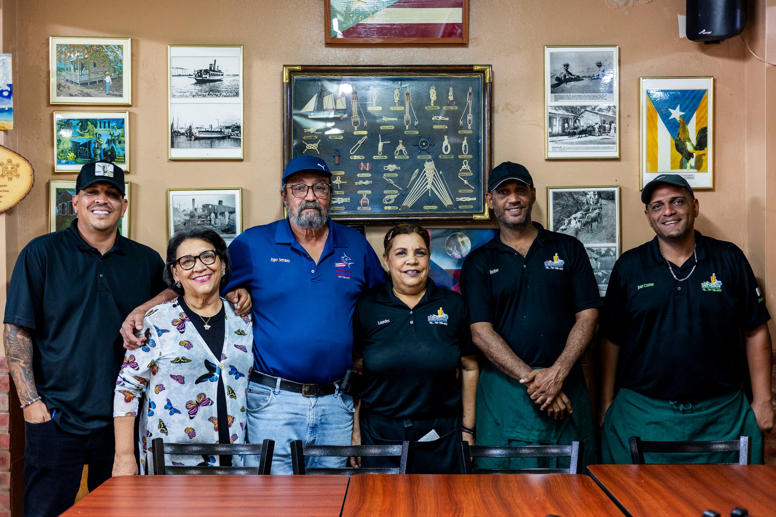 En la foto: Gadiel Serrano, Marilyn Martinez, Romualdo Serrano, Lourdes Martinez, William Cruz y Juan Cosme, personal del Restaurante Los Serranos.