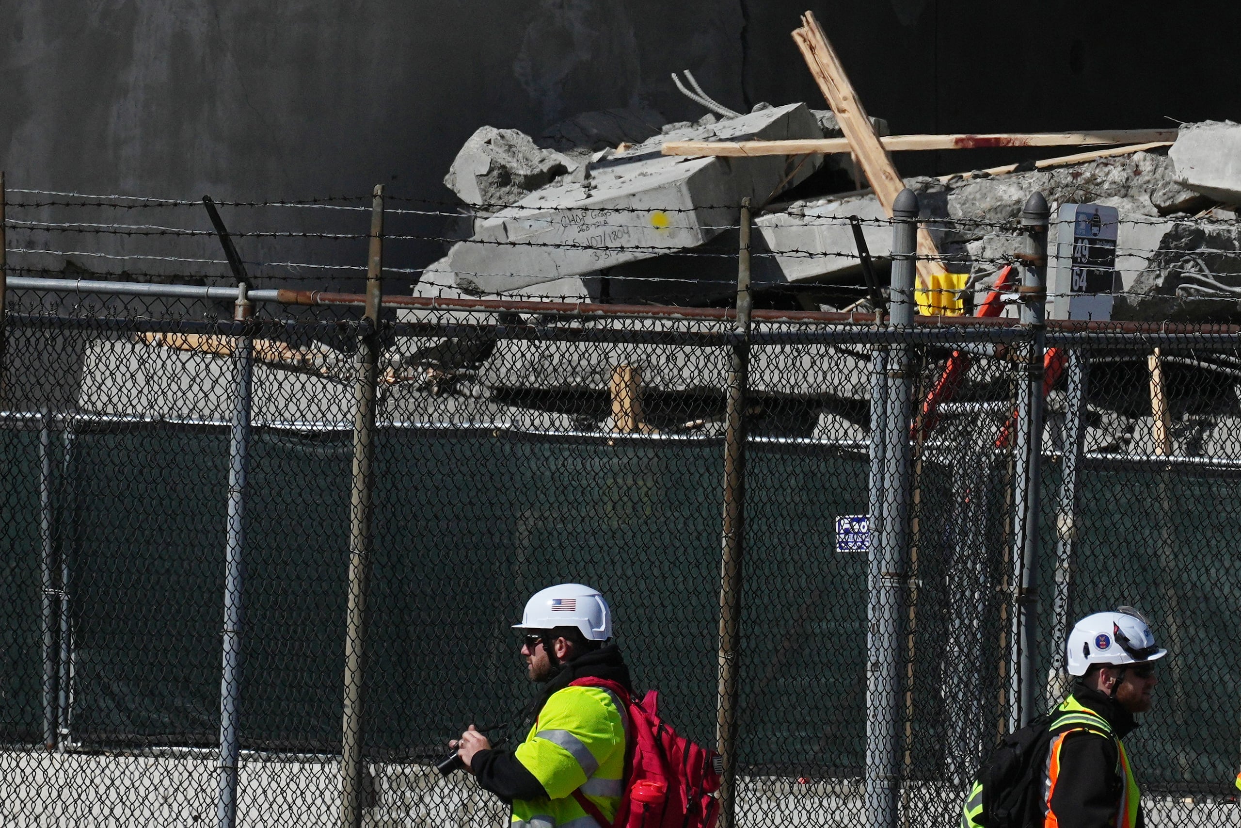 Thompson señaló que el edificio es inestable y que, por ello, necesitan desmontarlo para poder registrar toda la estructura. (AP Photo/Matt Rourke)