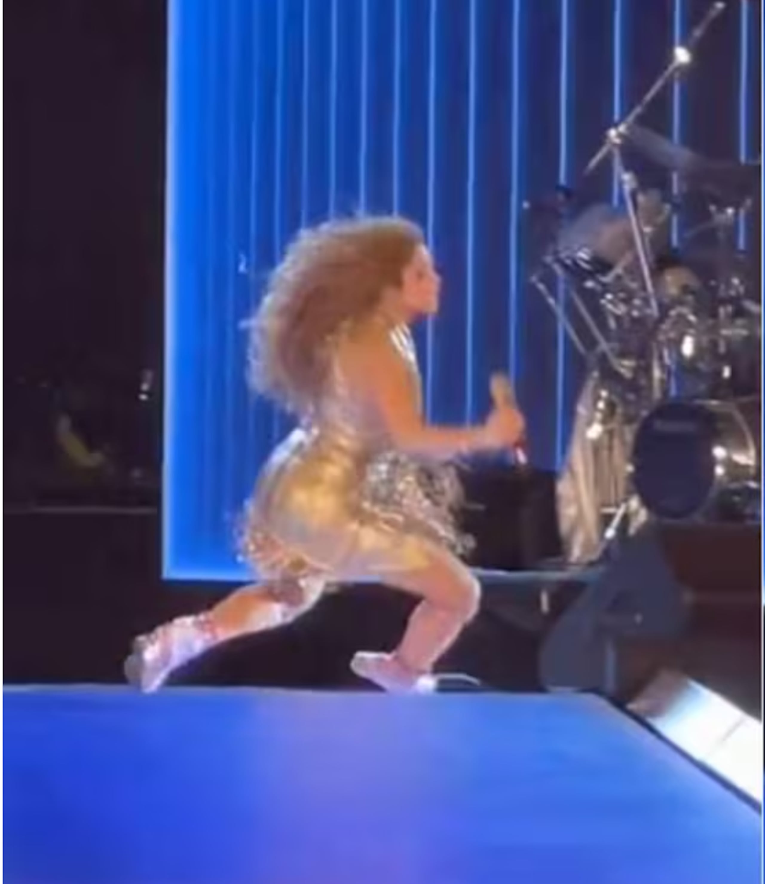 Caída de Shakira en El Salvador.