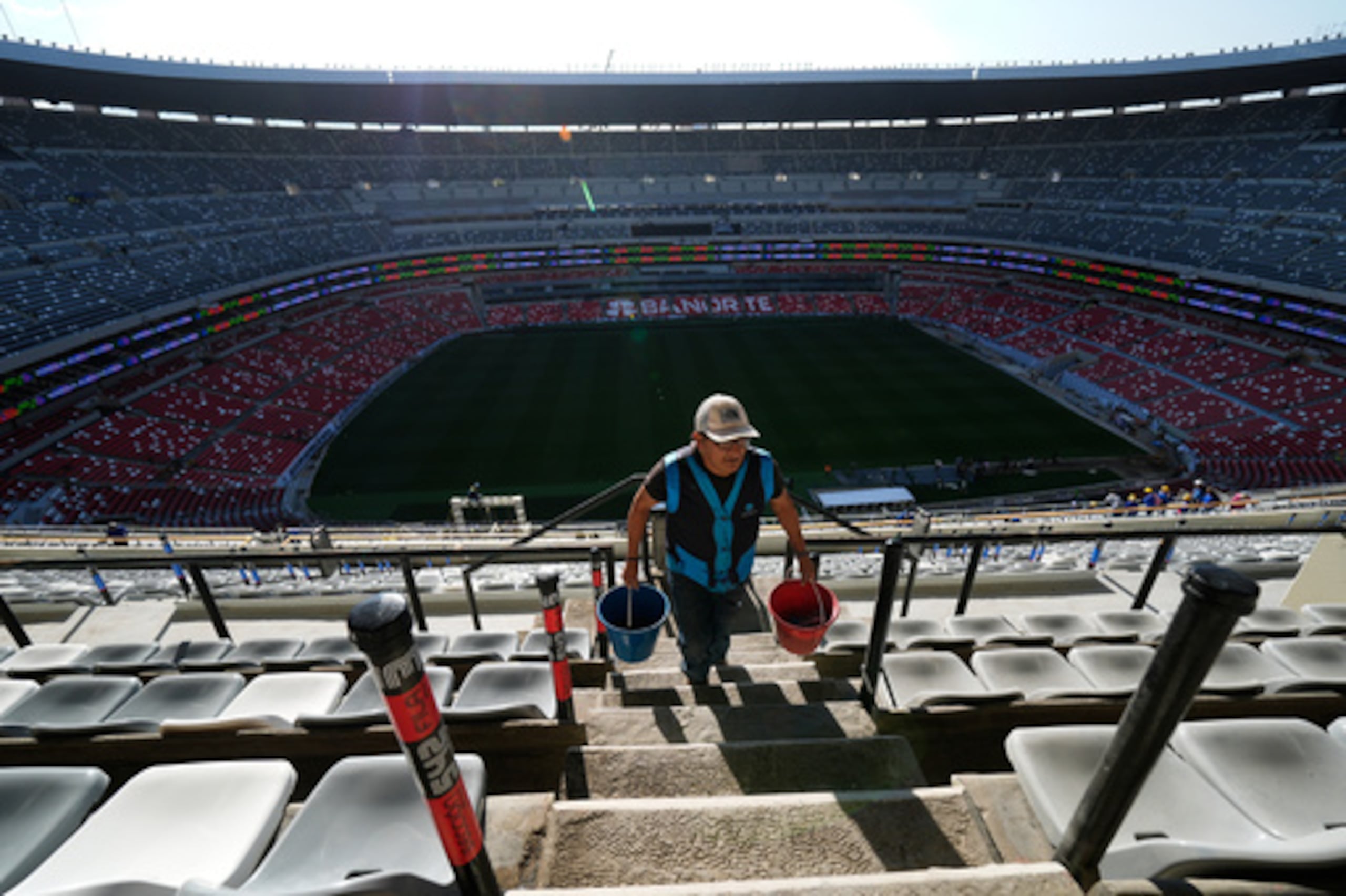 ARCHIVO - Un trabajador en el Estadio Azteca en la Ciudad de México, el jueves 26 de marzo de 2026. (AP Foto/Marco Ugarte)