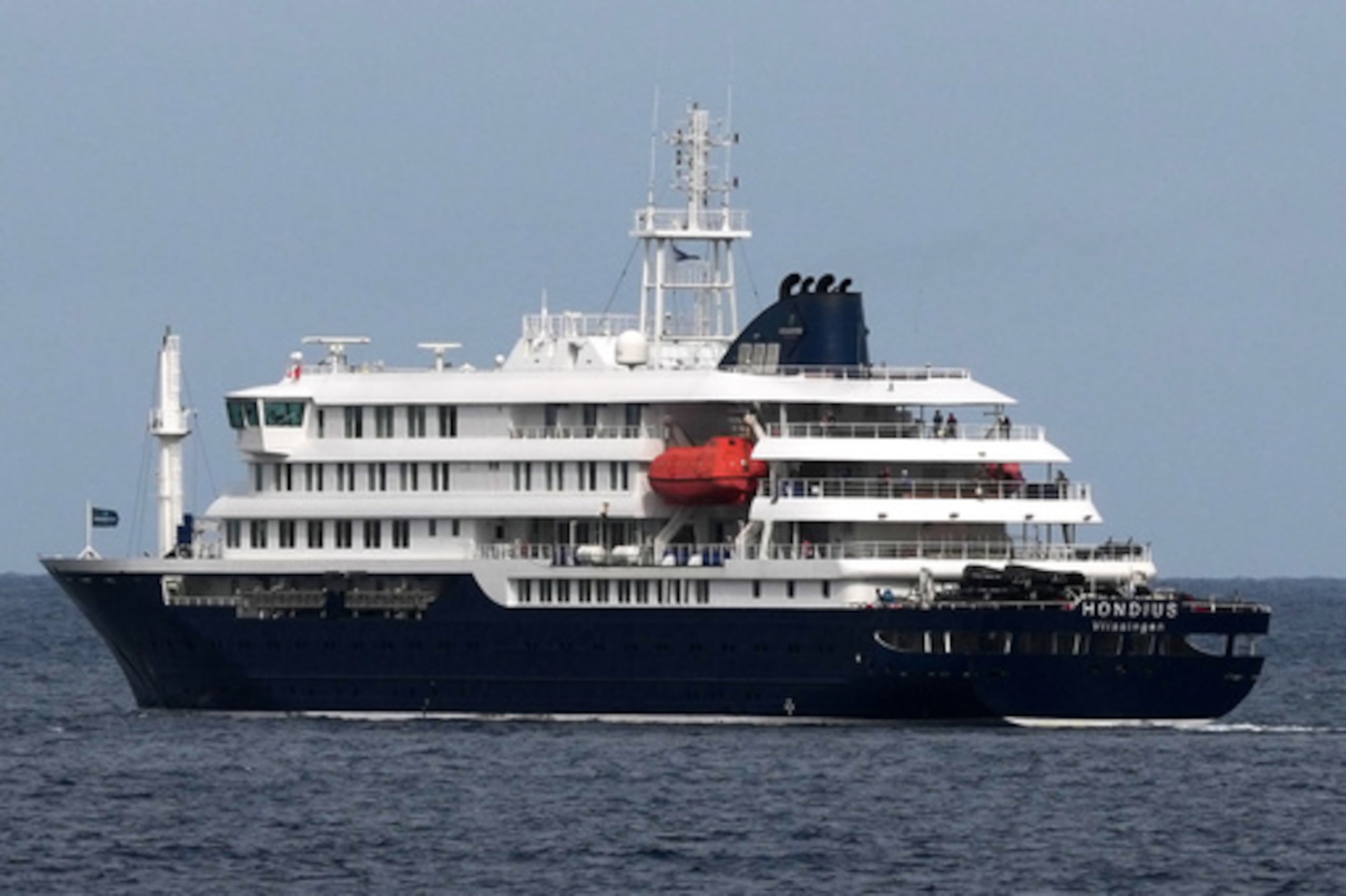 La compañía de cruceros neerlandesa que opera el barco dijo anteriormente que la mujer neerlandesa desembarcó del barco con el cuerpo de su marido en Santa Elena.