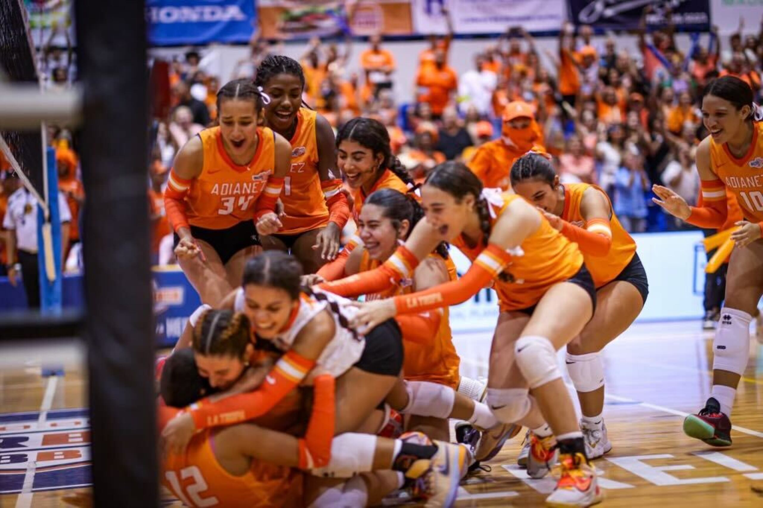Colegio Adianez celebra tras ganar la pasada Copa Buzzer Beater.