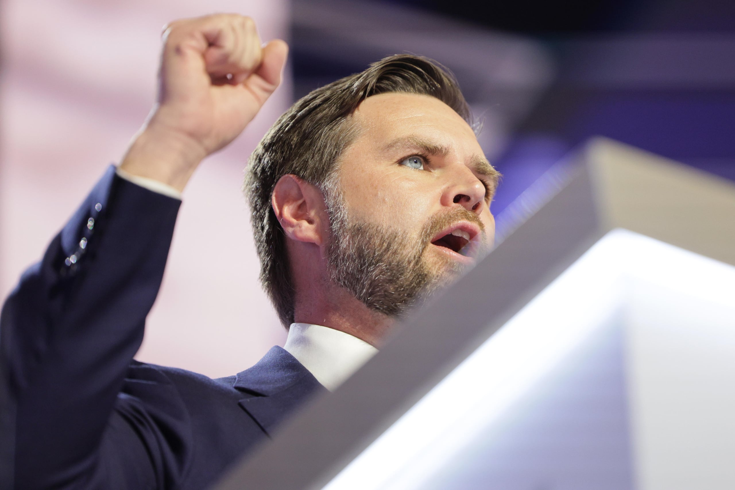 En respuesta a la publicación de los correos electrónicos, Luke Schroeder, portavoz de la campaña de Vance, dijo al Times que es "desafortunado" que Nelson filtrara conversaciones privadas de hace una década entre amigos.