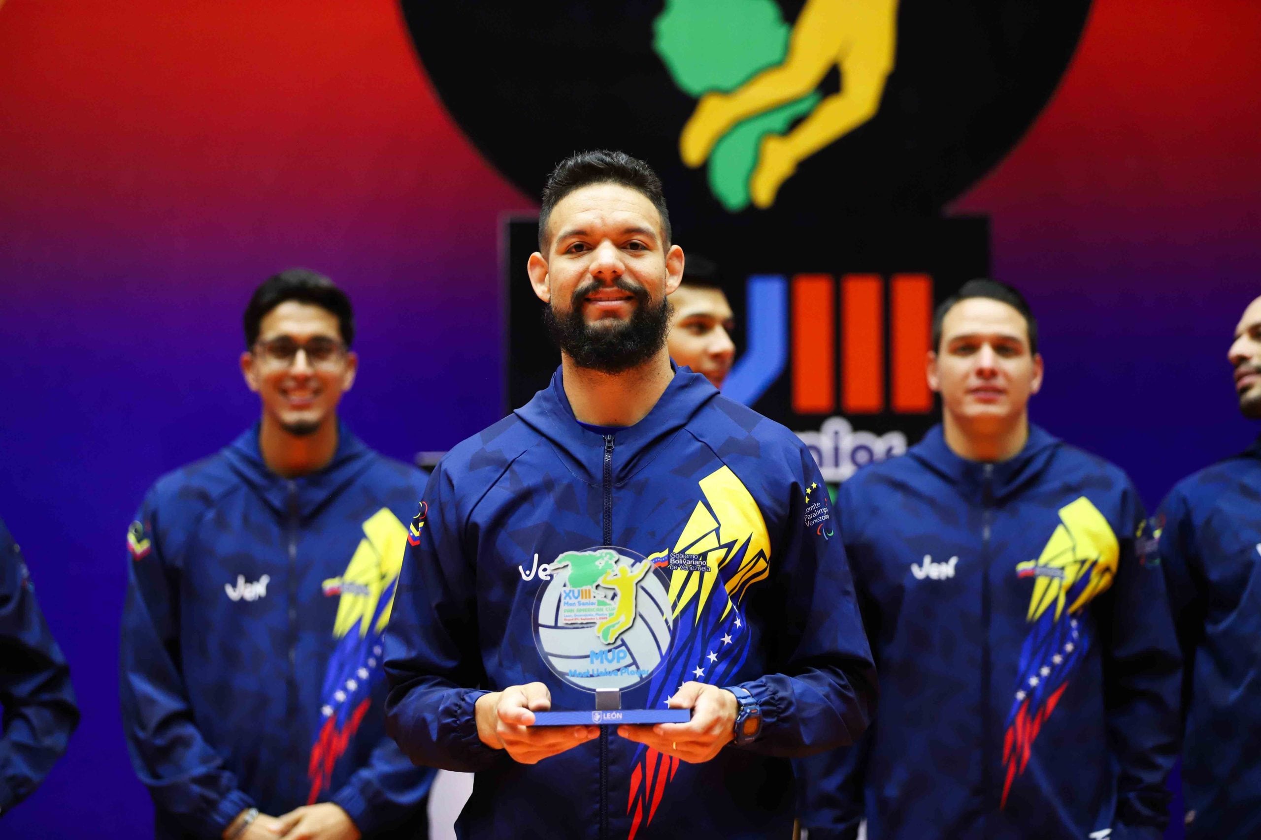 Willner Rivas, quien fue una de las víctimas del terremoto en Venezuela, posa con el Jugador Más Valioso de la decimoctava Copa Panamericana.