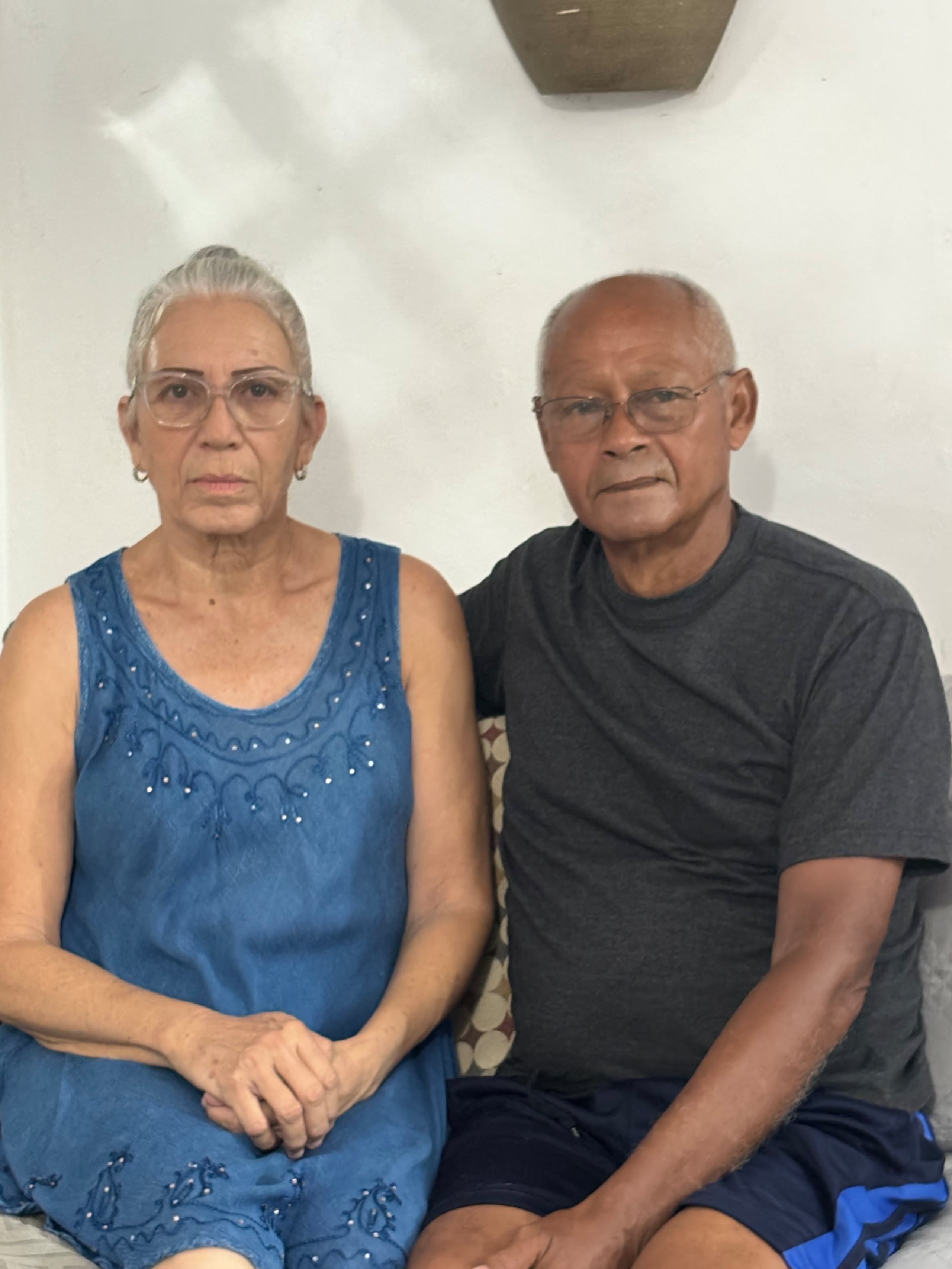 Hedda Llorens Cruz y su esposo Carlos Mattei Santos, a quienes LUMA Energy les cobra una deuda de más de $14 mil por un aparente error en la facturación.