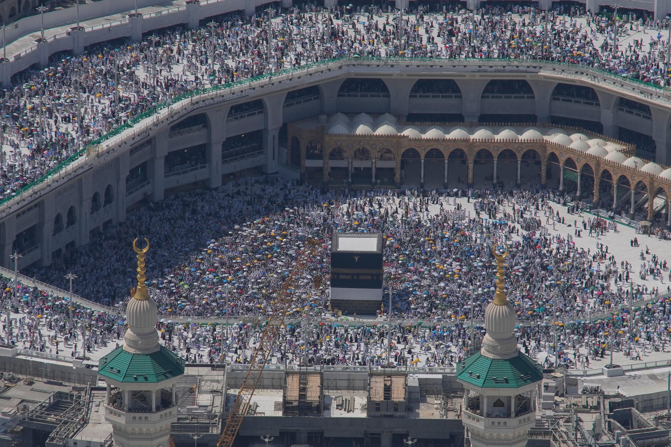 Peregrinos musulmanes rodean la Kaaba, un edificio cúbico en la Gran Mezquita, durante el peregrinaje anual del haj en La Meca, Arabia Saudí, el lunes 17 de junio de 2024. Más de 1.000 personas murieron durante el peregrinaje de este año en Arabia Saudí, que coincidió con temperaturas extremas, según indicaron funcionarios el domingo 23 de junio de 2024. (AP Foto/Rafiq Maqbool, Archivo)