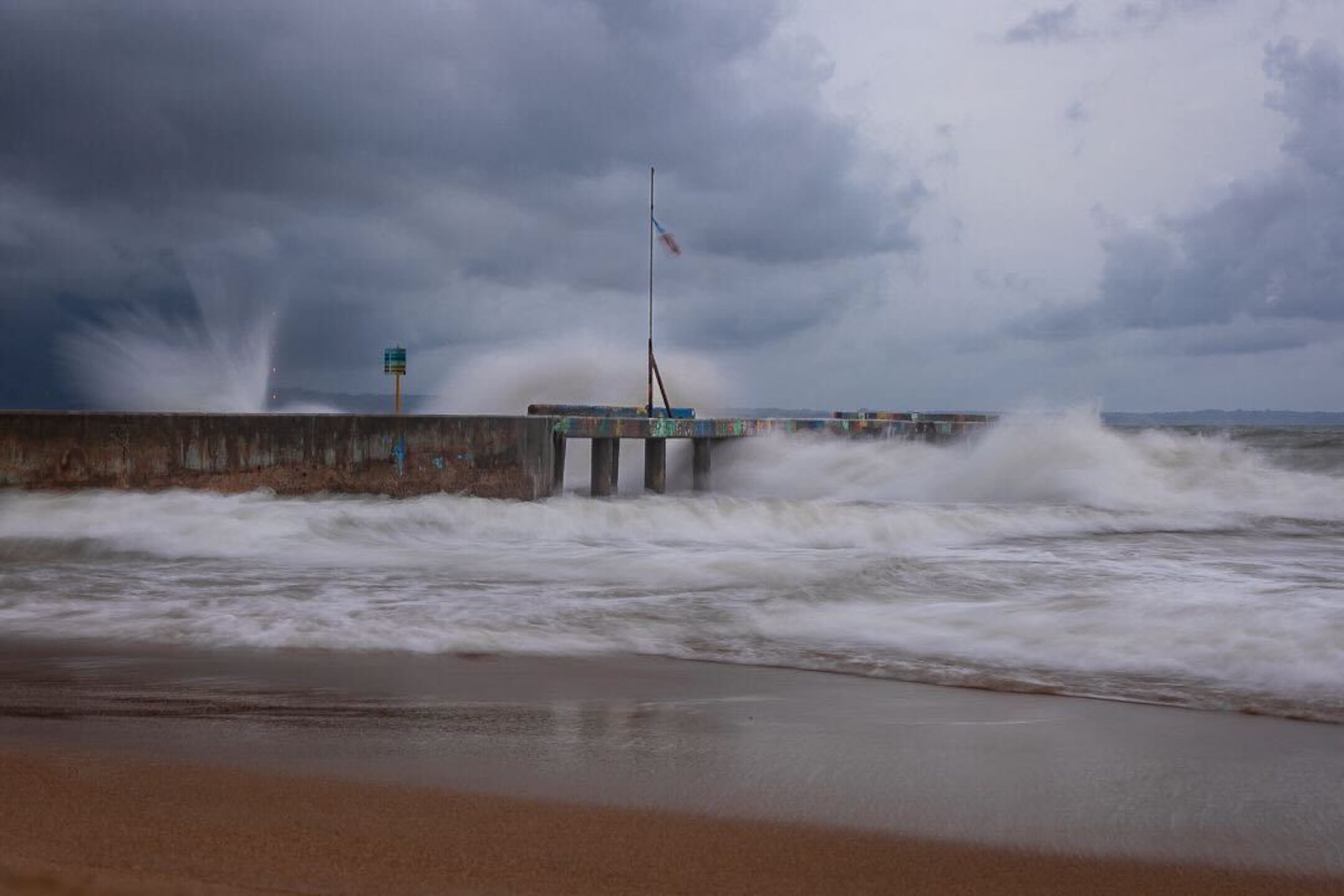El fuerte oleaje que fue parte del impacto indirecto del huracán Erin causó estragos en Aguadilla, donde colapsó parte del muelle en la popular playa Crash Boat.