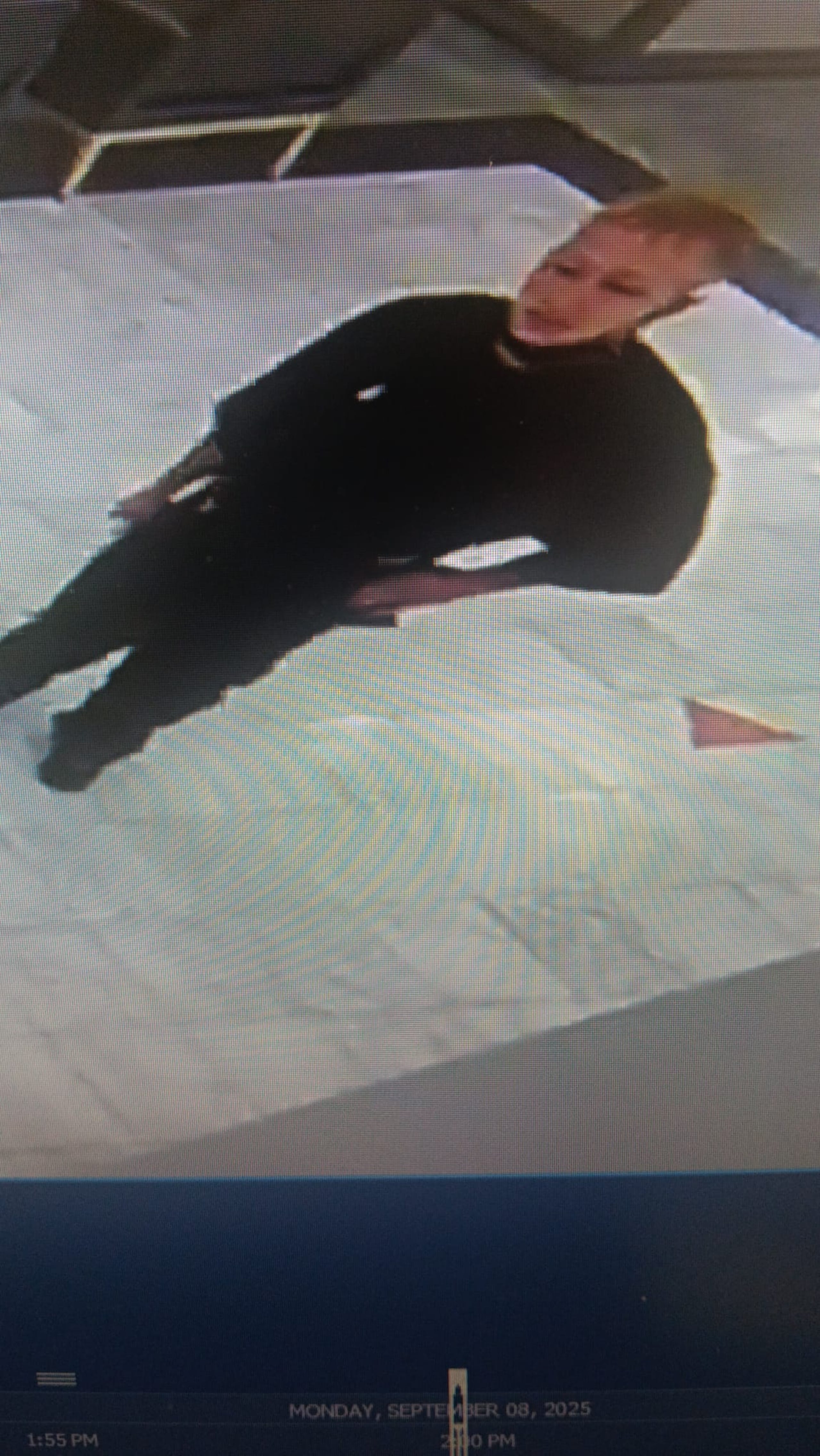 Este hombre es buscado por las autoridades como sospechosos de los asaltos a las sucursales del Banco Popular de Cayey y Yabucoa.
