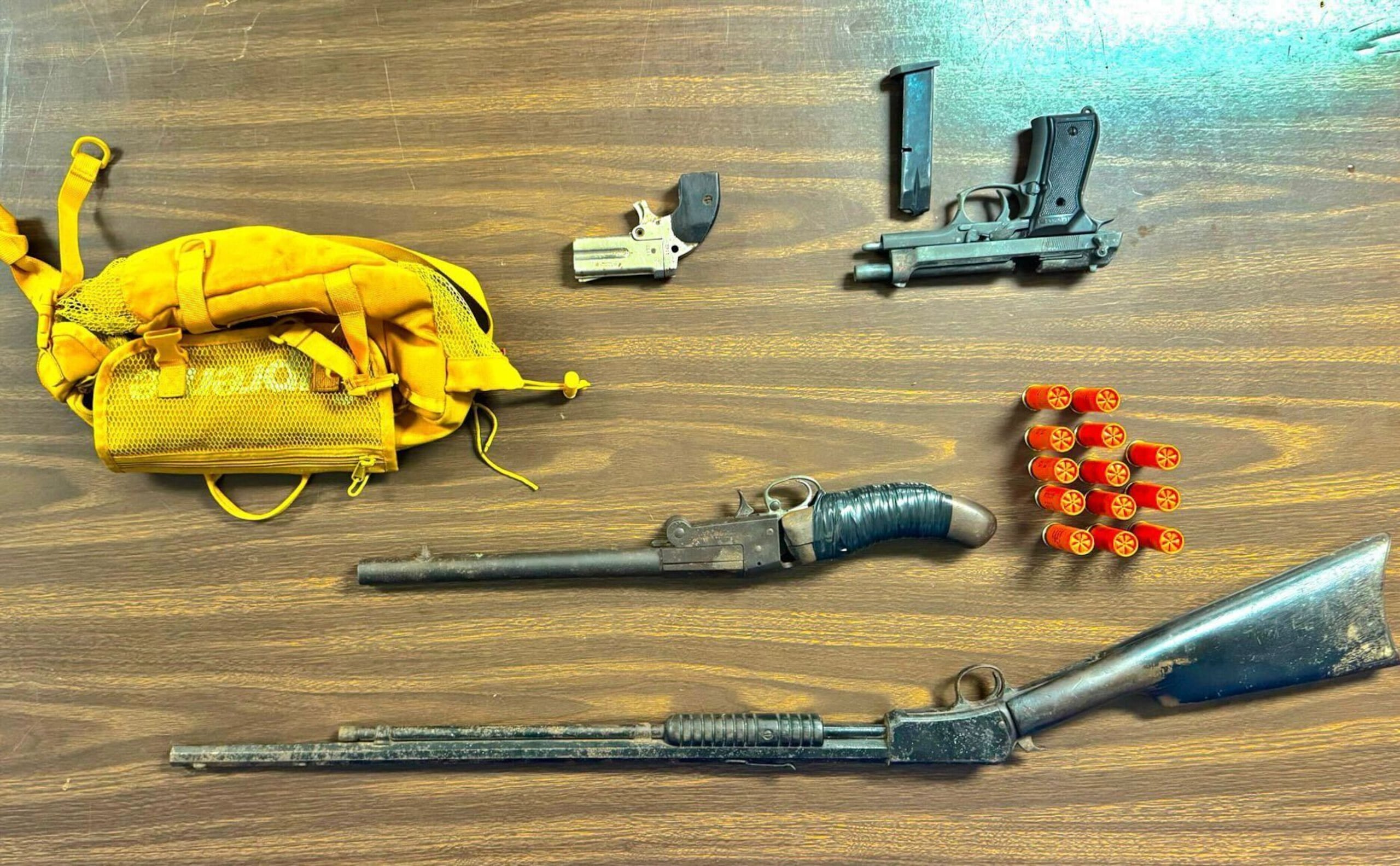 Escopetas ocupadas durante uno de los allanamientos diligenciados en los municipios de Humacao, Cayey, Ponce y Cataño.