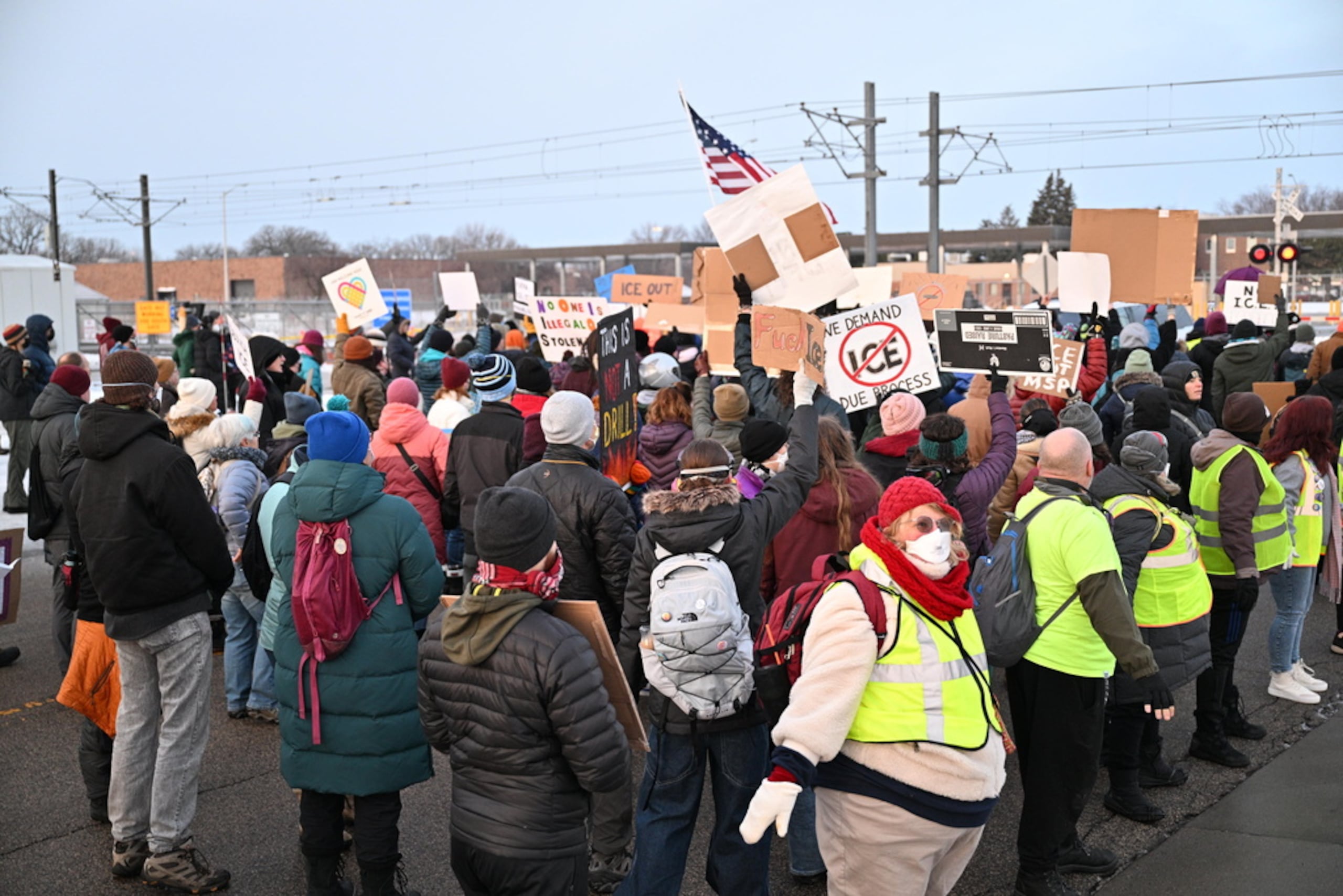 Manifestantes se reúnen frente al edificio federal Bishop Henry Whipple, el jueves 8 de enero de 2026, en Minneapolis, Minnesota.