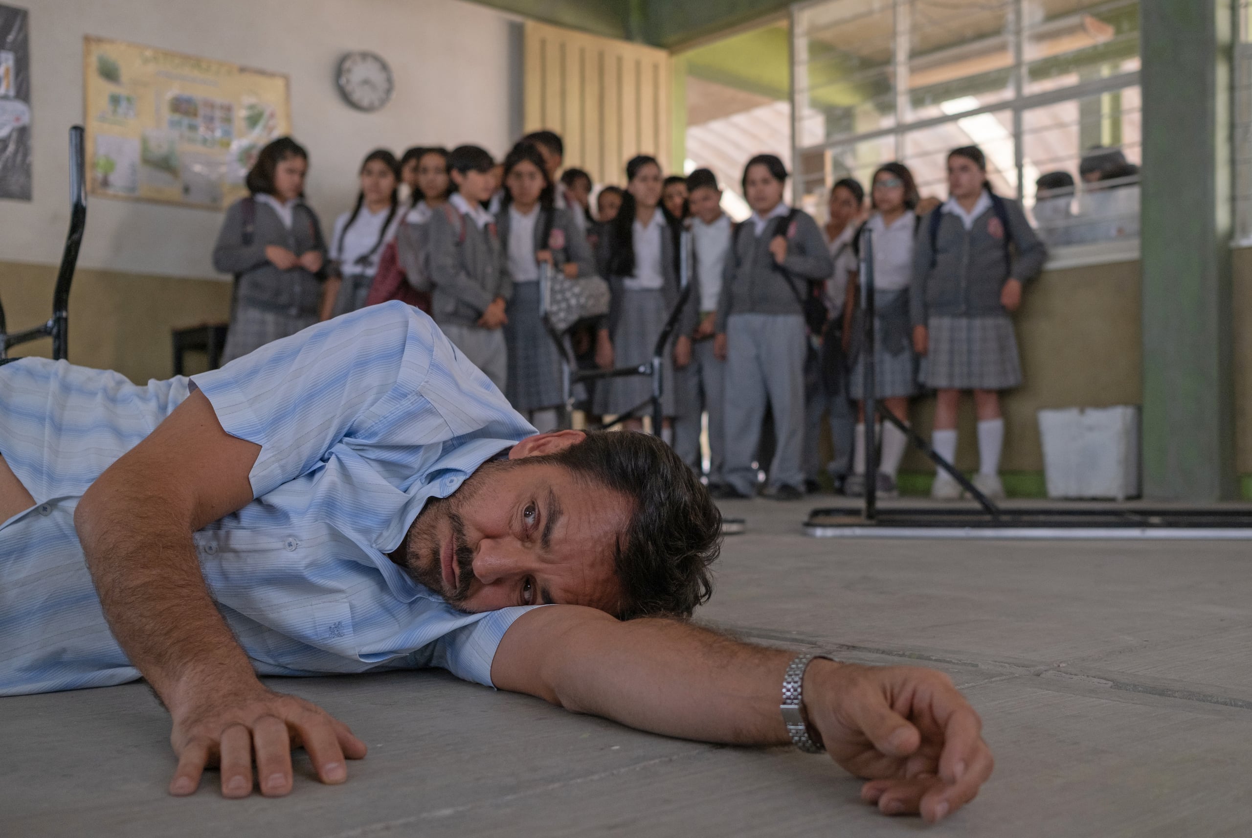 En "Radical", Derbez caracteriza a un maestro en la escuela elemental con el peor desempeño académico de México, que hace lo indecible por motivar a los estudiantes.