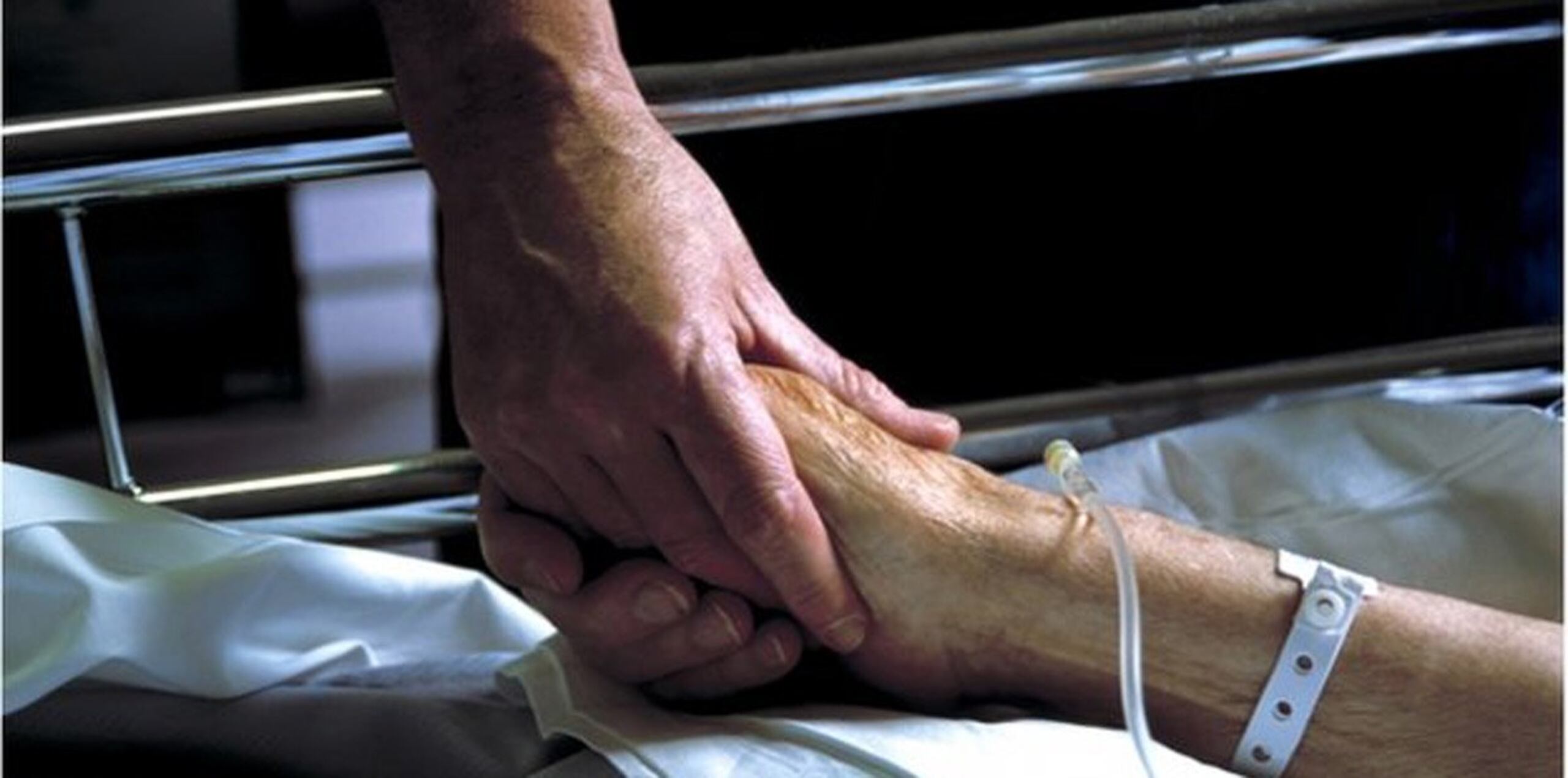 La ley propuesta en Francia no llega a recomendar inyecciones letales y evita los términos eutanasia y suicidio asistido. (BBC)