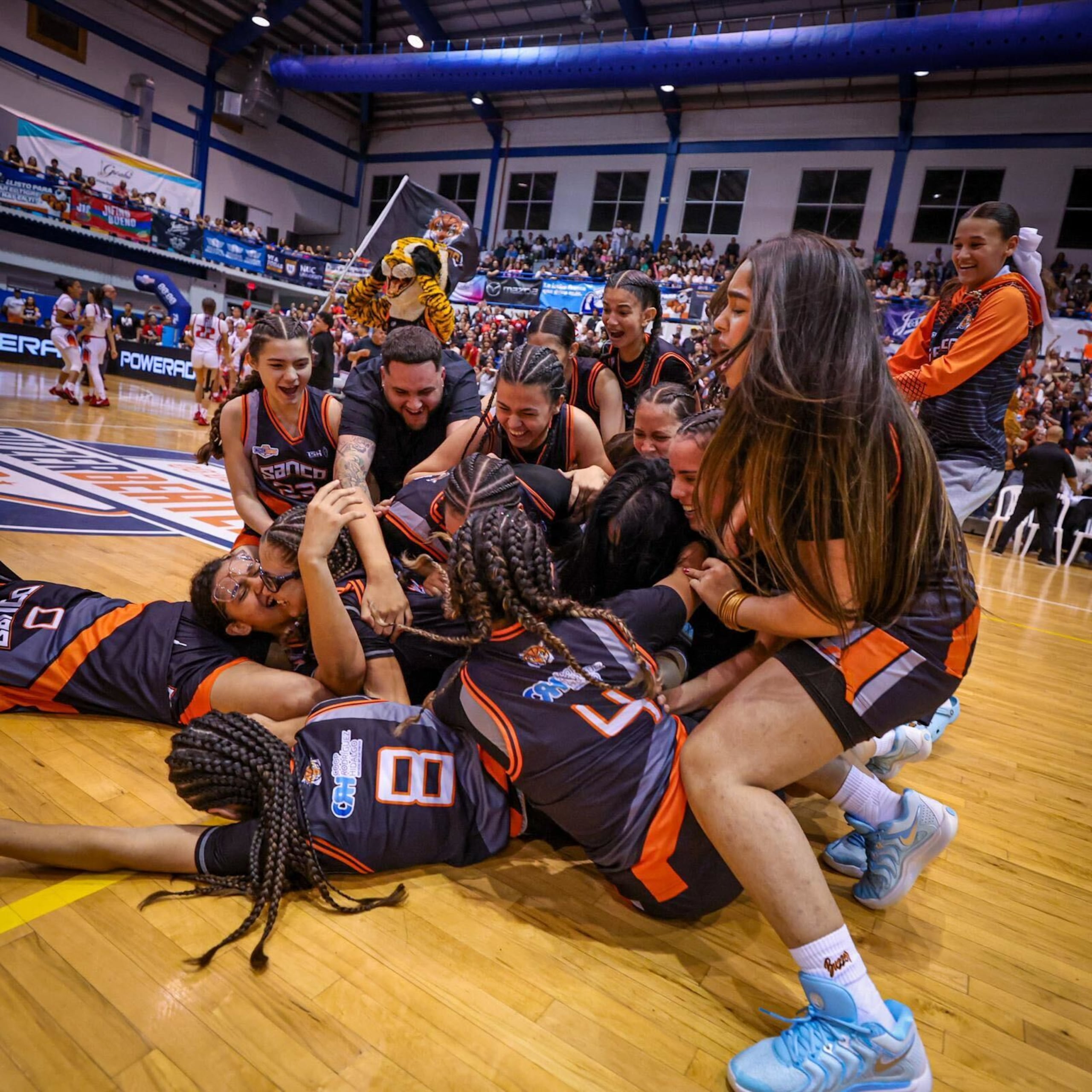 Las jugadoras del Colegio San Conrando celebran haber ganado el torneo Top Ranked Buzzer Beater.