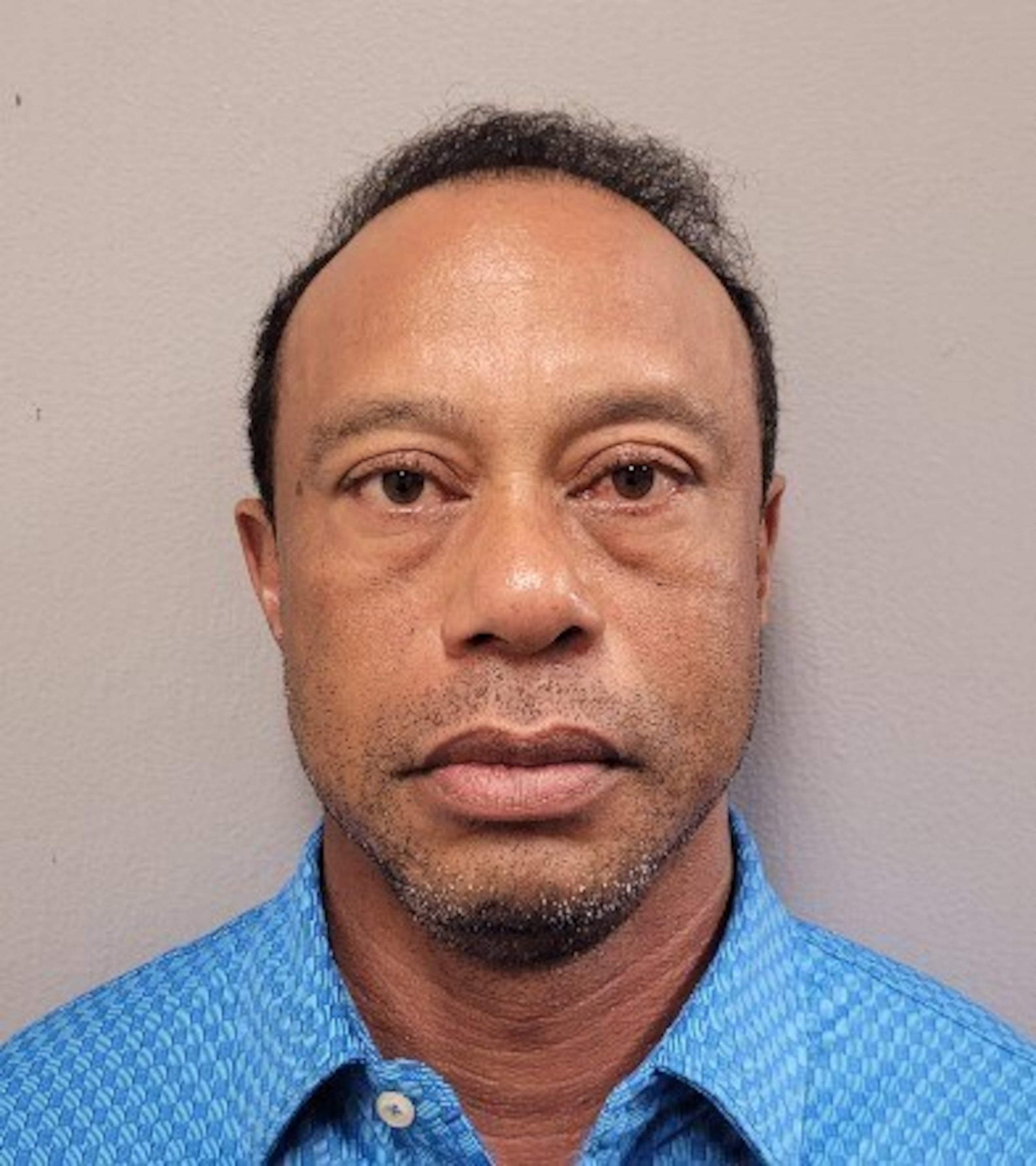 Esta foto proporcionada por la oficina policial del condado de Martin muestra a Tiger Woods, tras su arresto el viernes 27 de marzo de 2026 (Martin County Sheriff's Office via AP)