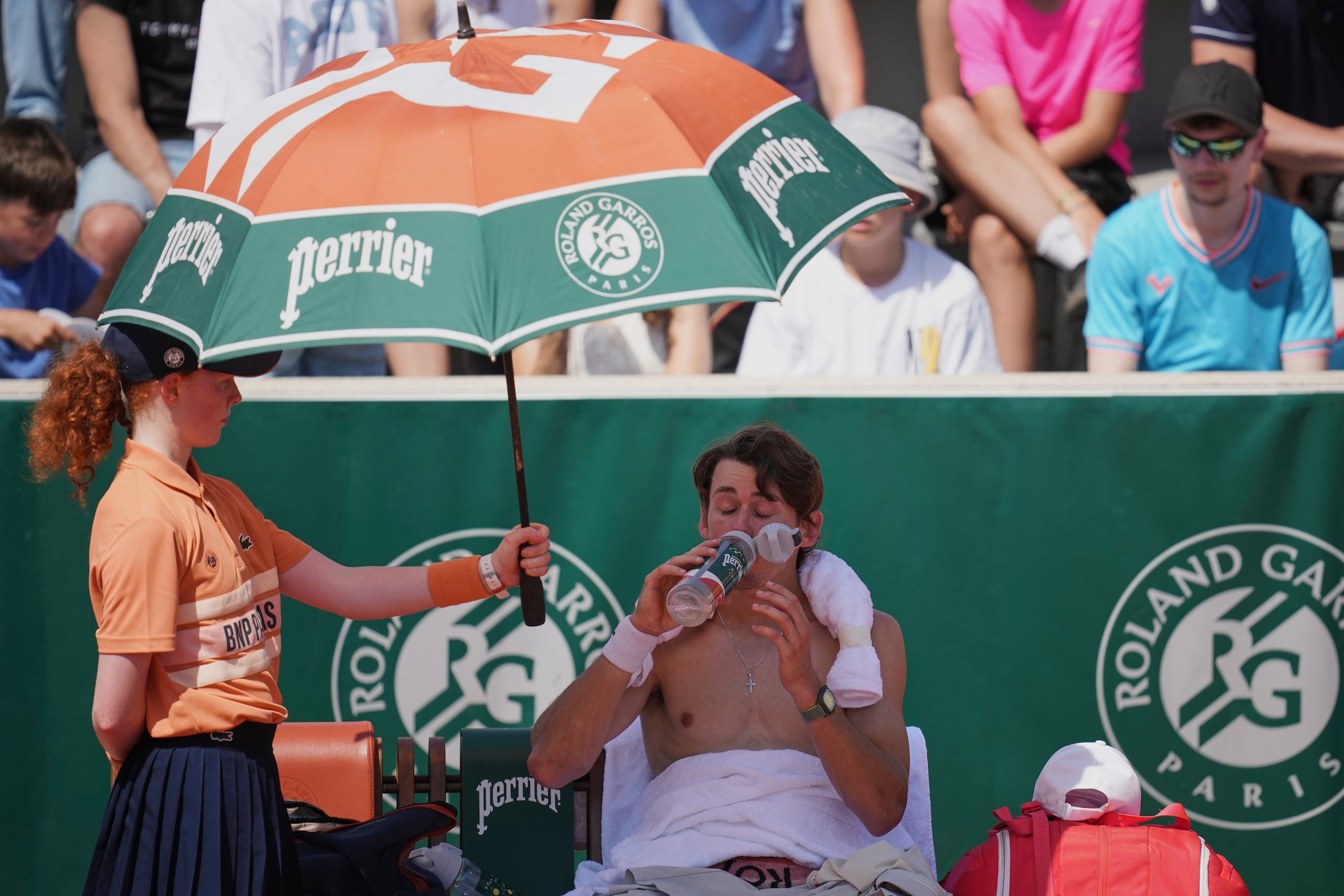 El australiano Alex De Minaur durante un descanso en el encuentro de primera ronda ante el británico Toby Samuel en el Abierto de Francia.