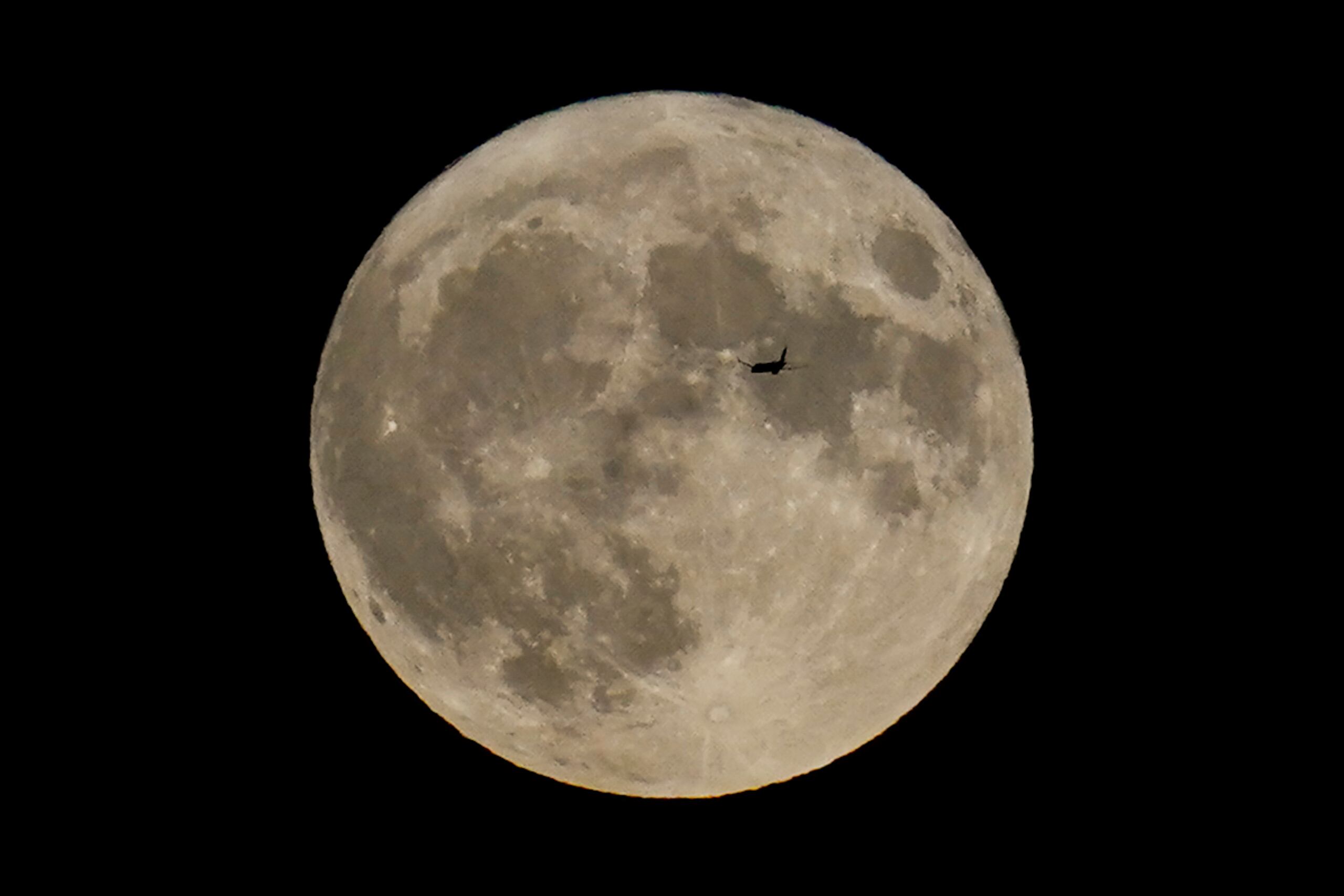 Aunque técnicamente no es una luna —la NASA enfatiza que nunca fue capturado por la gravedad de la Tierra y en órbita completa— es “un objeto interesante” digno de estudio.