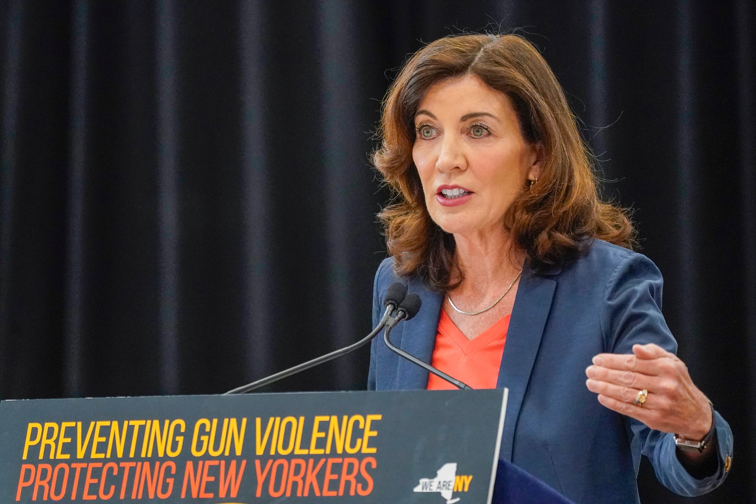 Kathy Hochul, gobernadora de Nueva York, dijo que firmaría ambas medidas.