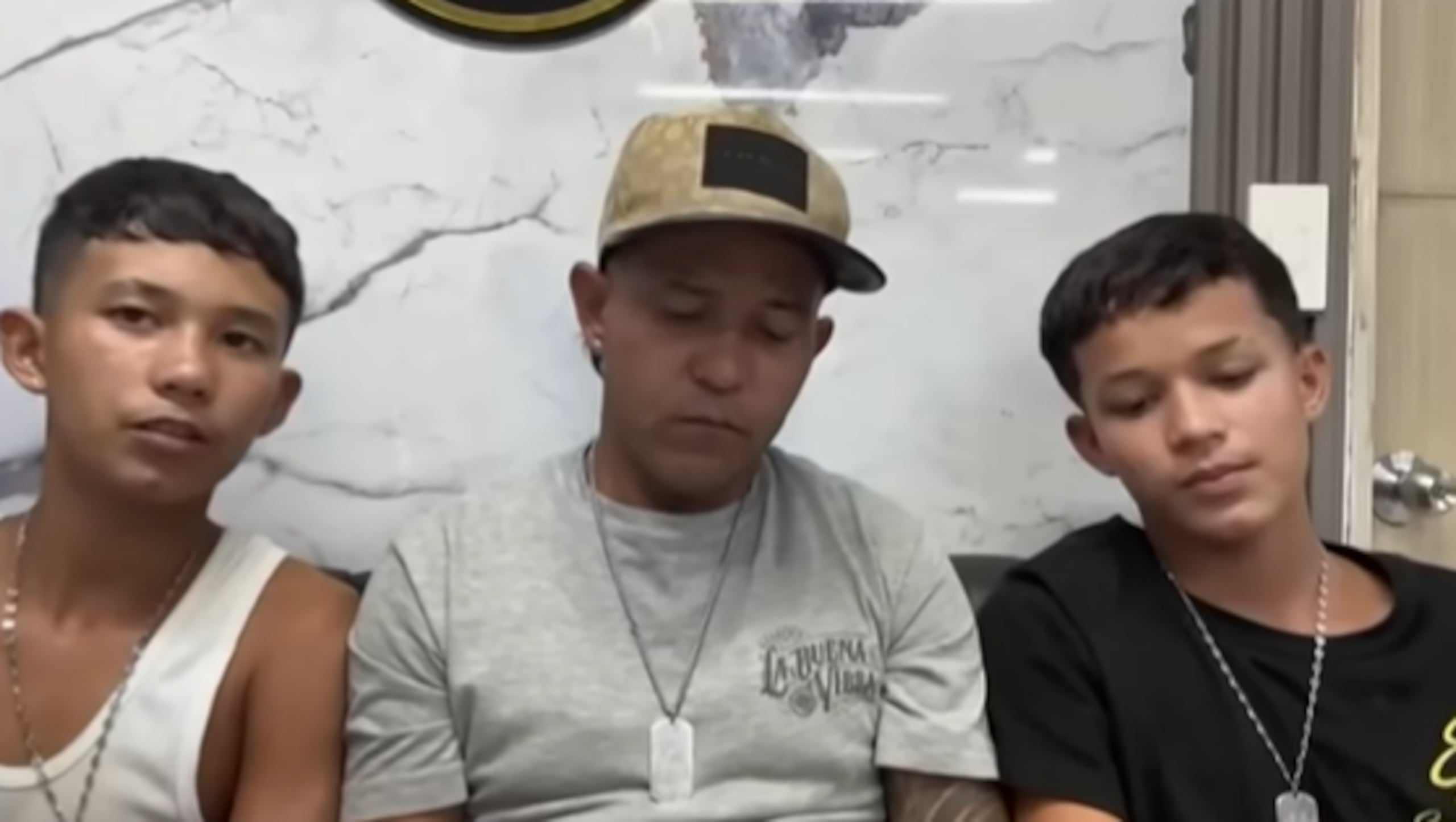 Deivi y Winder Delfín, de 15 y 17 años junto a su padre.