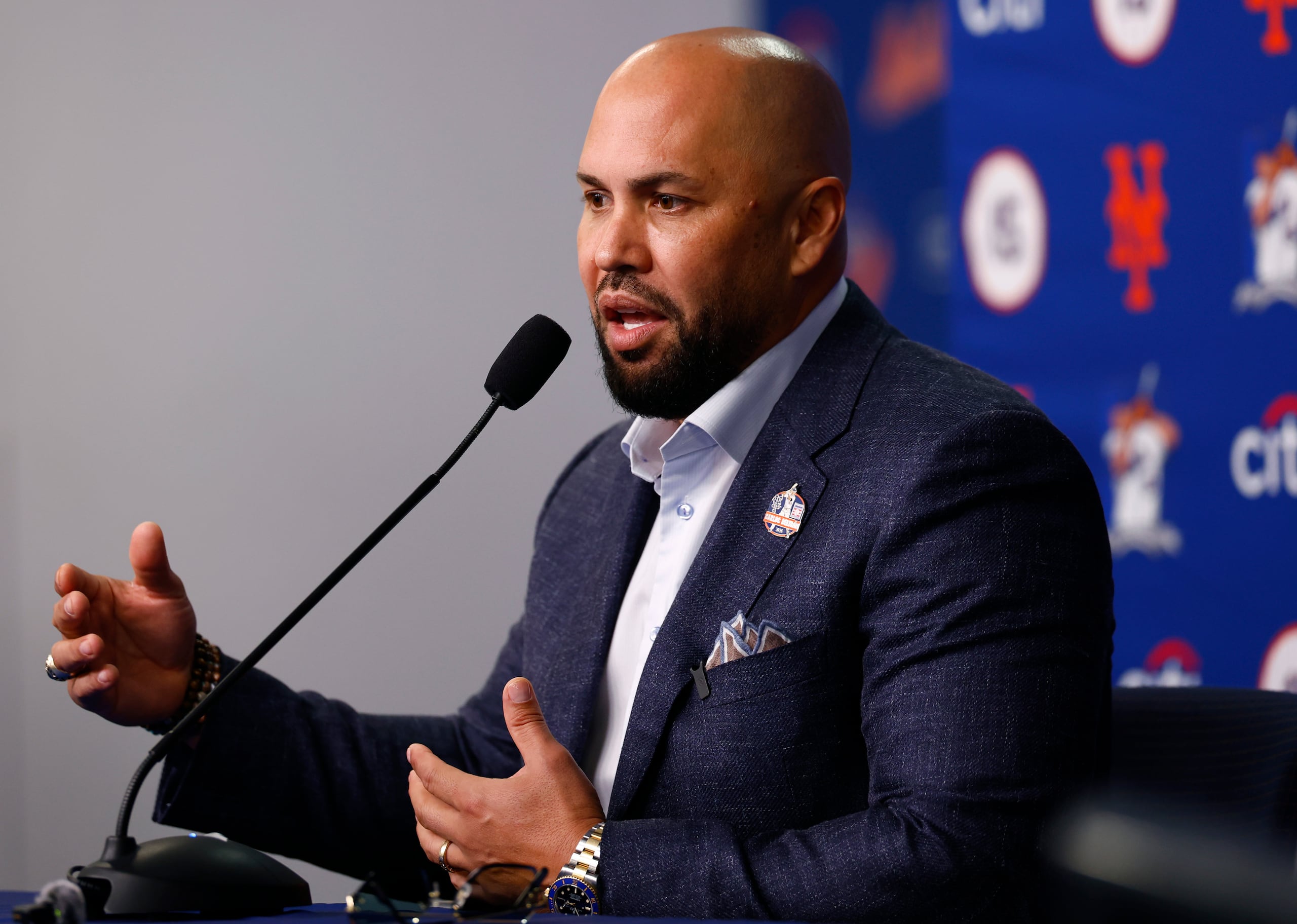 Carlos Beltrán atiende a la prensa previo a la ceremonia de exaltación de los Mets.