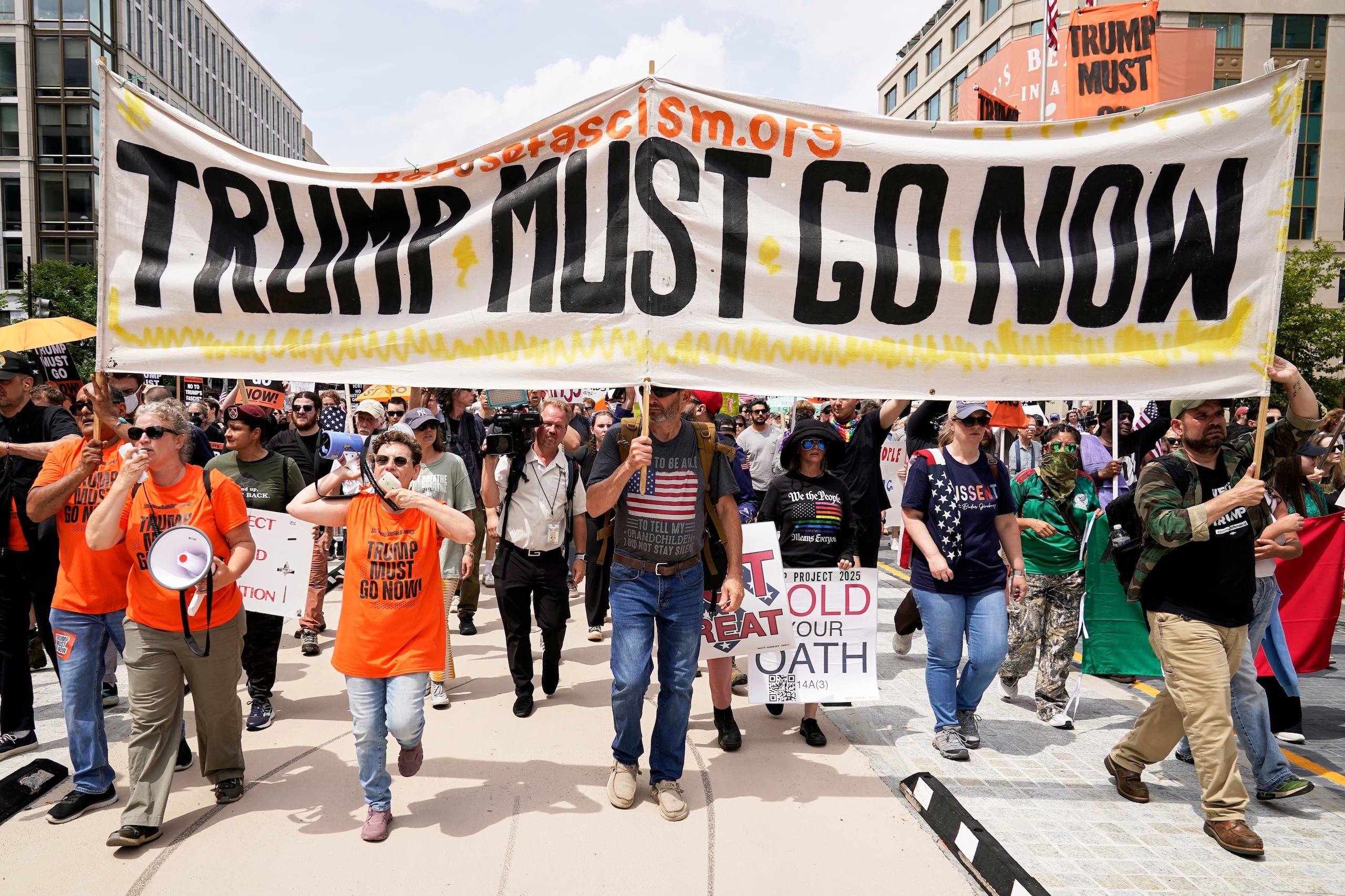 En Washington, una multitud recorrió las calles con una pancarta que leía "Trump debe irse ahora".