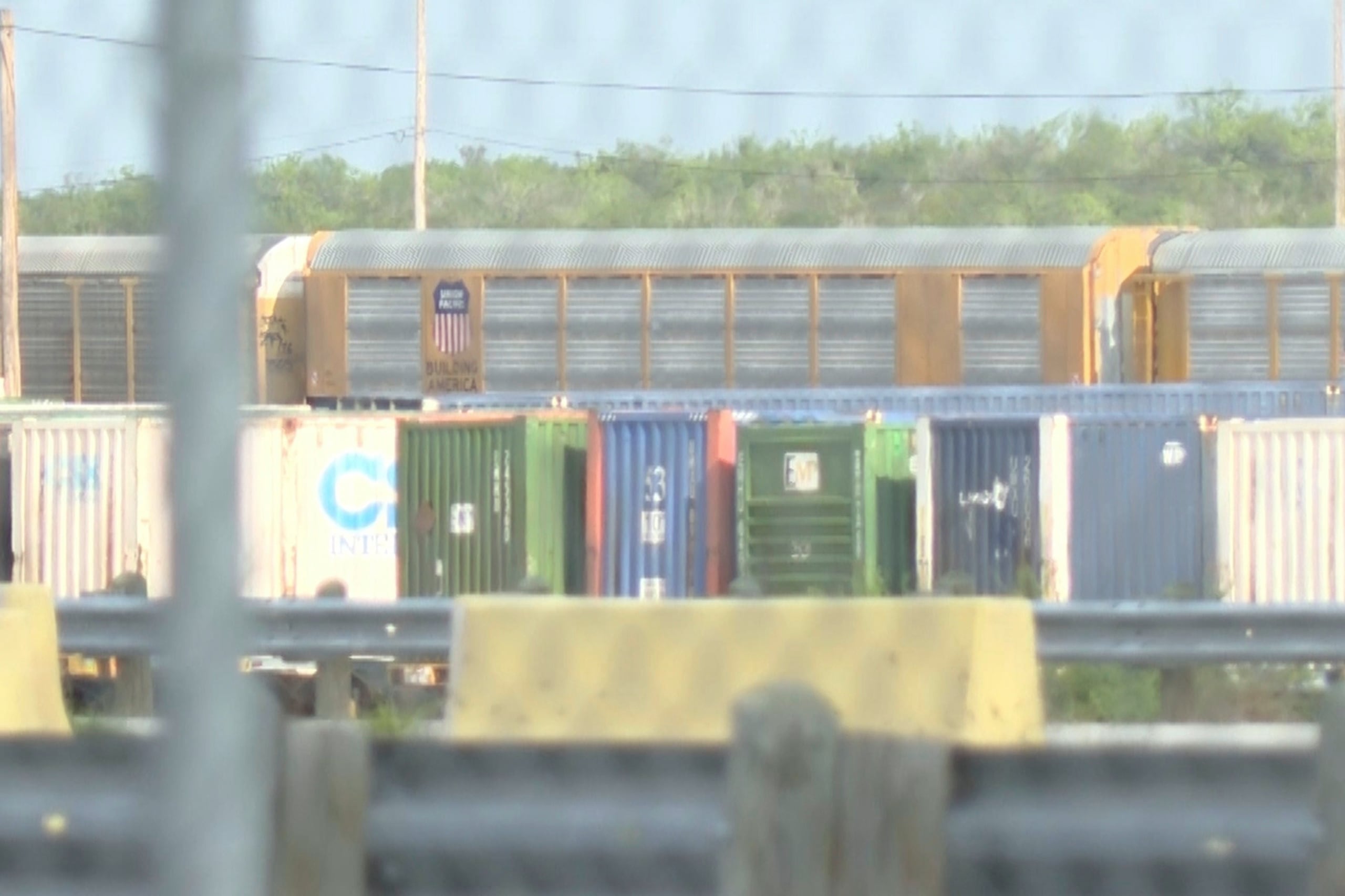 En esta imagen, tomada de un video difundido por KGNS, pueden verse vagones de un tren de Union Pacific estacionados, el 10 de mayo de 2026, en Laredo, Texas.