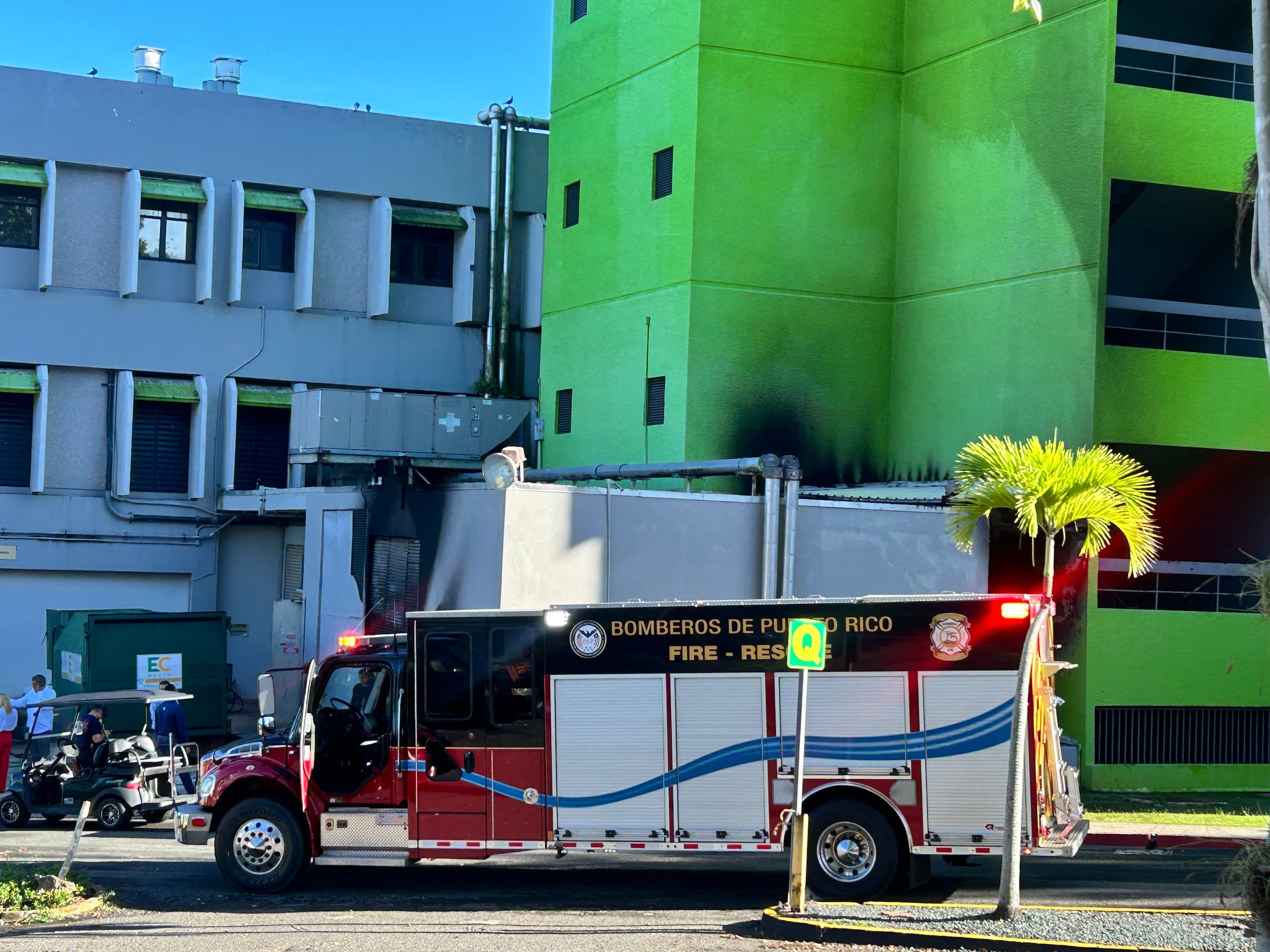 Área de la bóveda de subestación de distribución afectada por un incendio ocurrido esta madrugada en el Recinto Metro de la Universidad Interamericana de Puerto Rico.