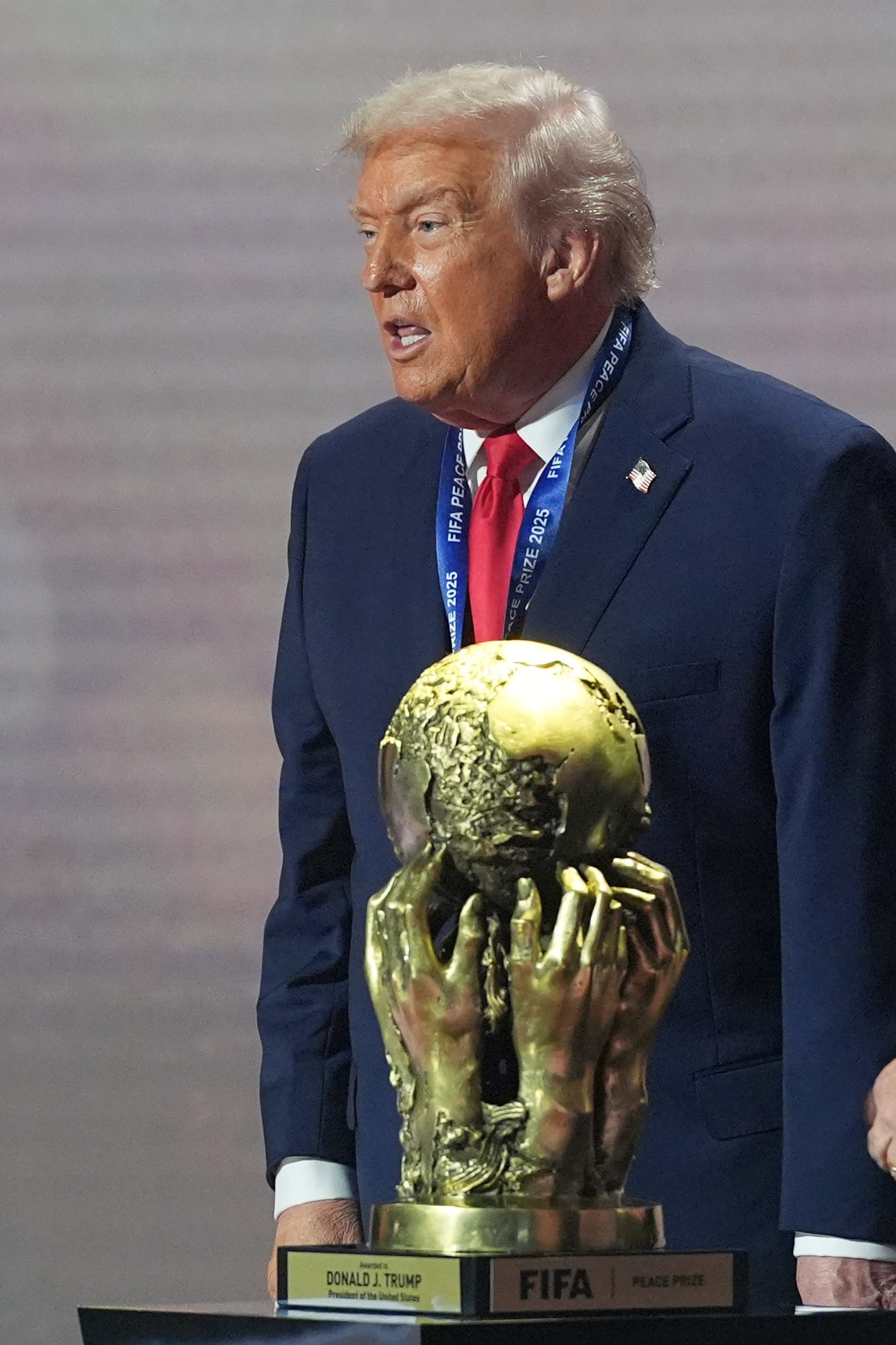 Donald Trump ha recibido el premio en momentos en los que su administración está bajo escrutinio por los ataques letales contra presuntos barcos cargados de drogas en el Caribe y el Pacífico y mientras Trump endurece su retórica contra los inmigrantes.