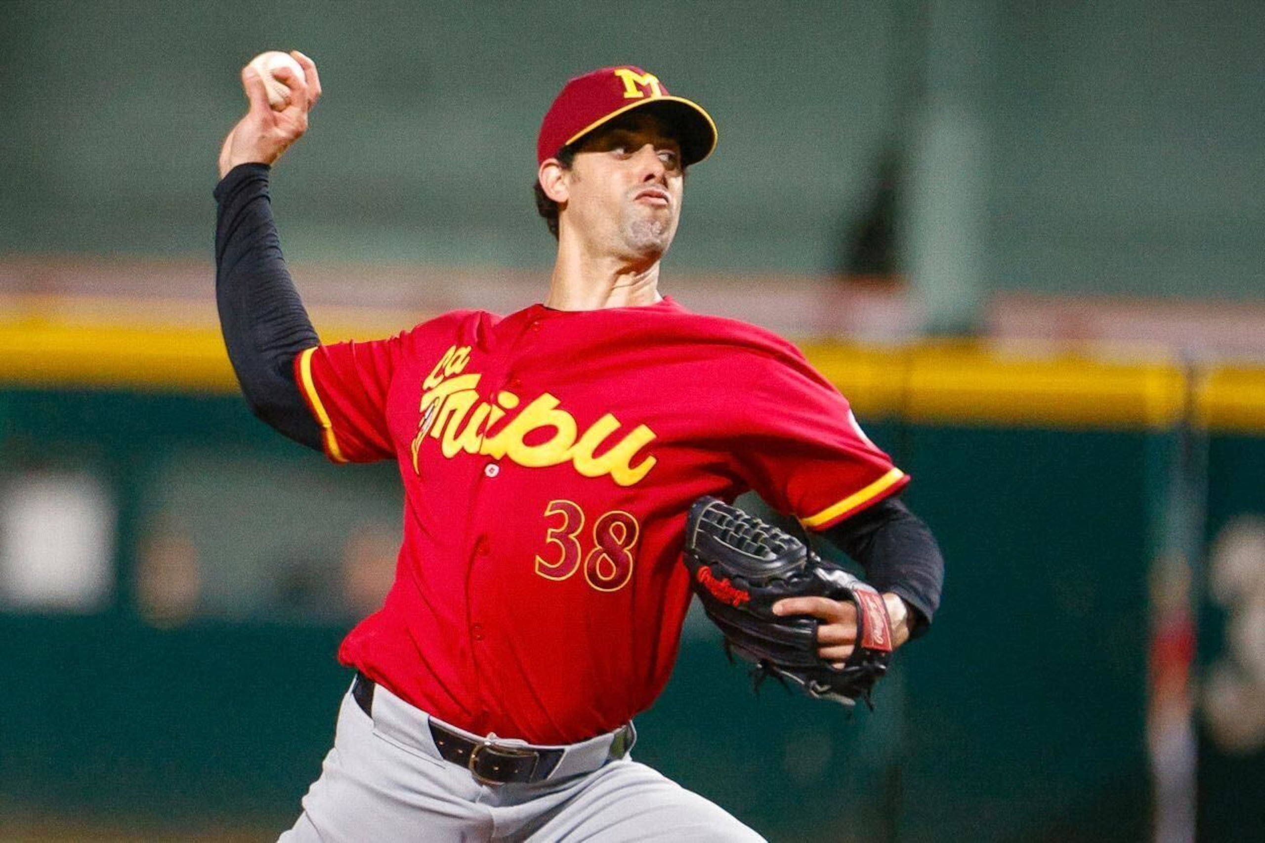 Jorge López en uniforme de los Indios.