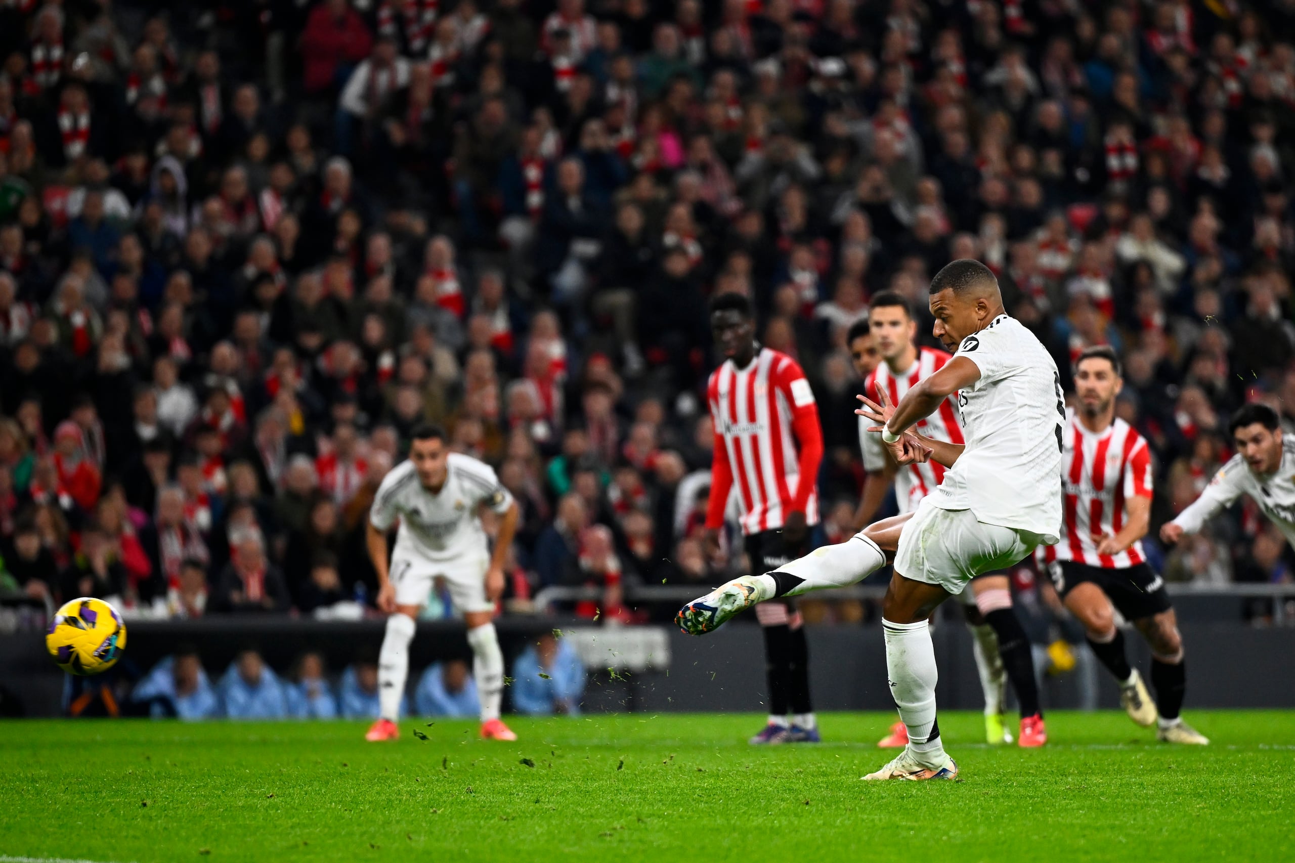 Kylian Mbappe del Real Madrid falla un penal ante el Athletic Bilbao en la Liga española, el miércoles 4 de diciembre de 2024, en Bilbao. (AP Foto/Miguel Oses)