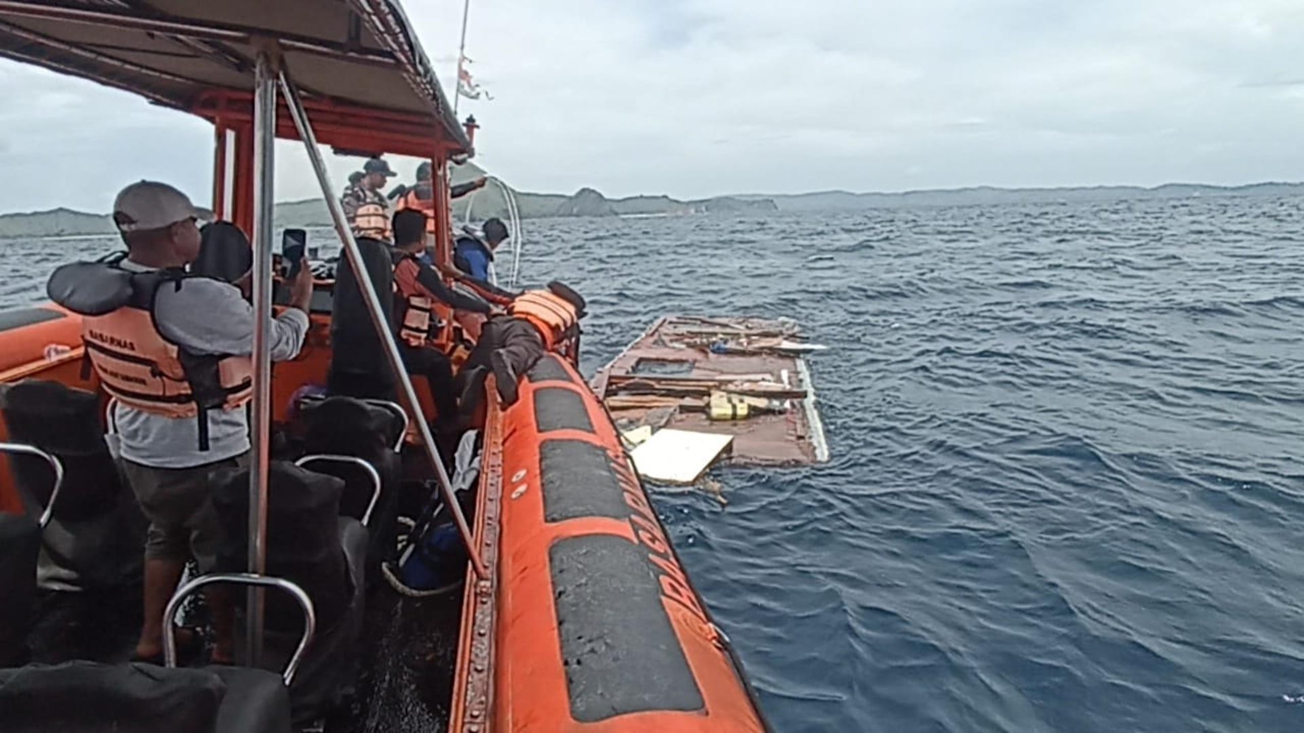 Rescatistas buscan a turistas desaparecidos en el agua cerca de la isla Padar, en Labuan Bajo, Indonesia, el 27 de diciembre de 2025.