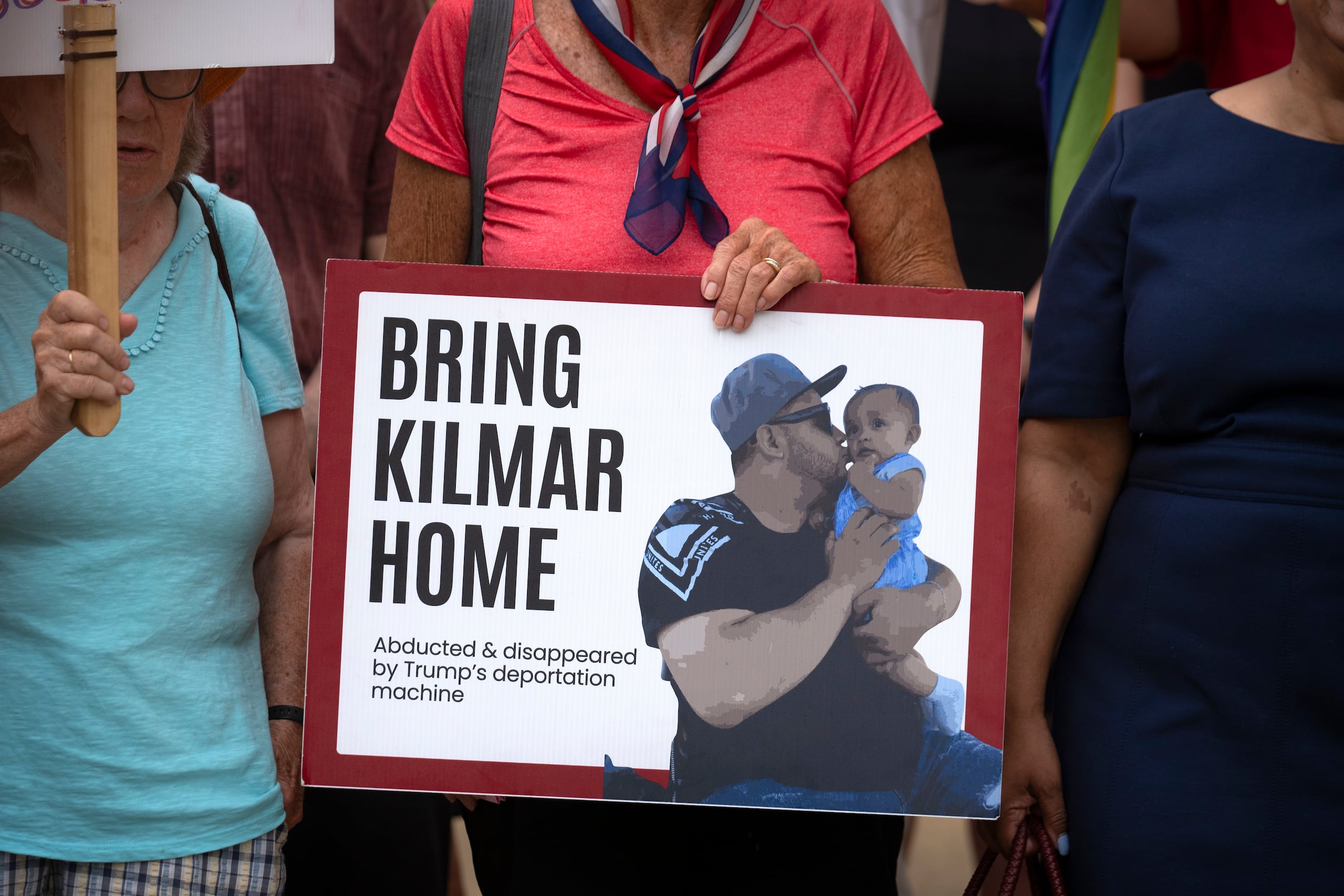 Simpatizantes de Kilmar Ábrego García se manifiestan fuera del tribunal federal de Greenbelt, Maryland, donde se programó una audiencia sobre su regreso a Maryland, el lunes 7 de julio de 2025. (AP Foto/Mark Schiefelbein)