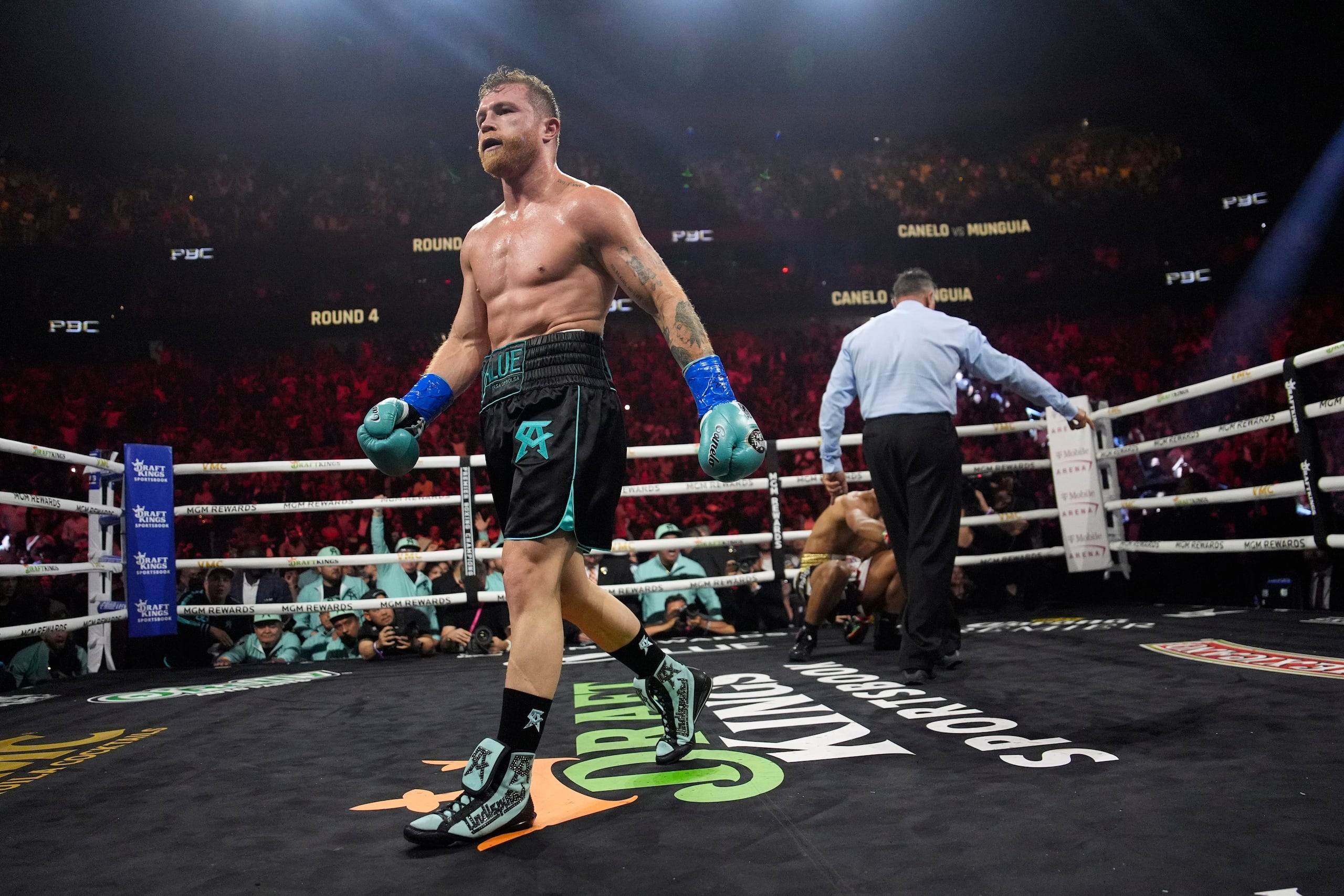 El mexicano Saúl "Canelo" Álvarez, se aleja a su esquina luego de derribar a Jaime Munguía en una pelea por el título de los supermedianos en Las Vegas, el 4 de mayo de 2024.