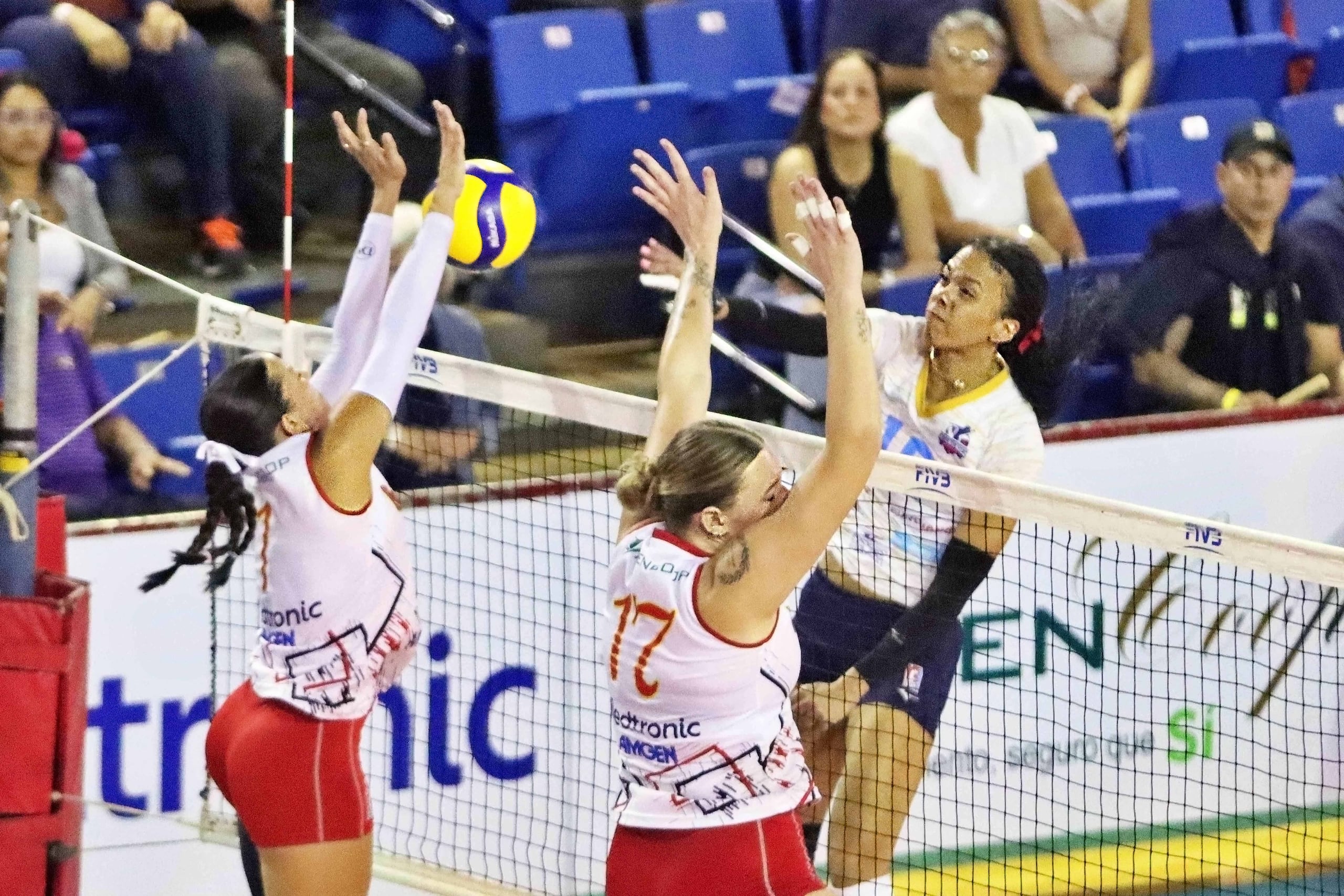 Kelly Sánchez de Juncos bloquea un ataque de Dariana Hollingsworth.