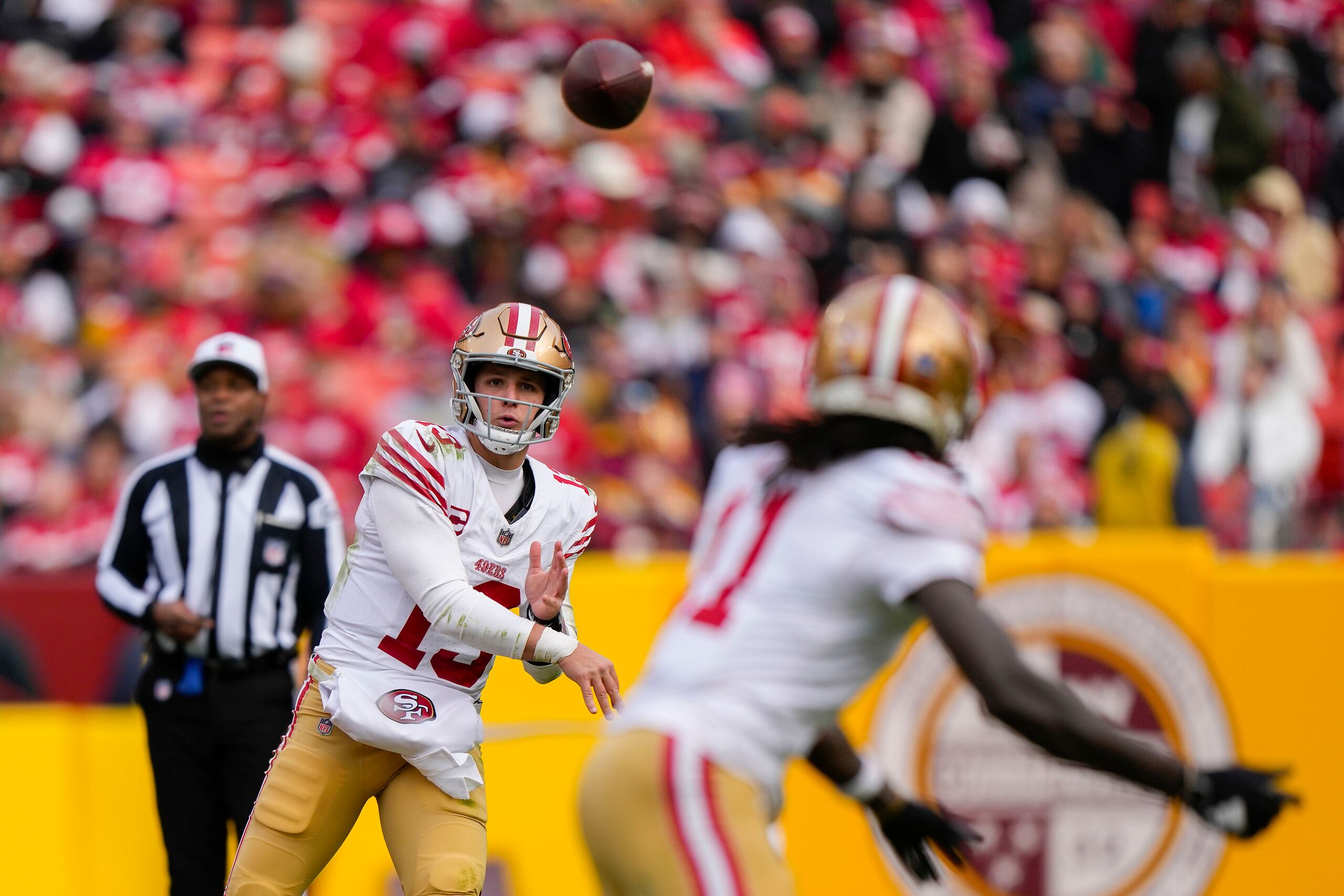 El quarterback de los 49ers de San Francisco, Brock Purdy, lanza un pase corto al receptor Brandon Aiyuk
en el encuentro ante los Commanders de Washington este domingo.
