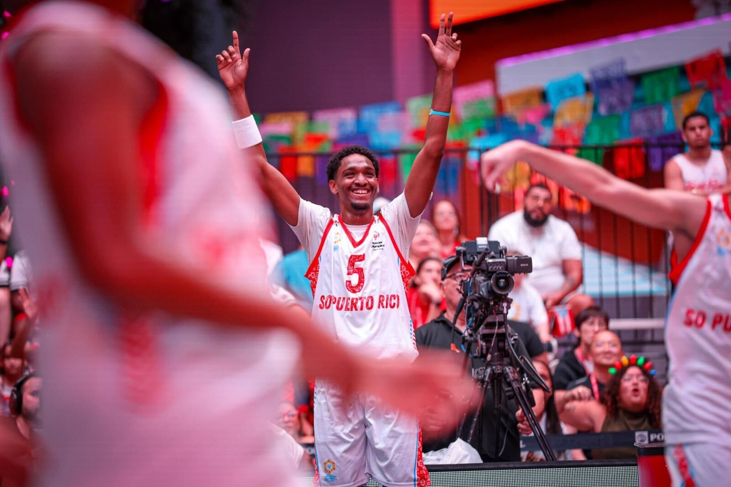 Tomás Trinidad celebra tras ganar en la Copa Mundial Unificada de Baloncesto 3x3 Special Olympics.