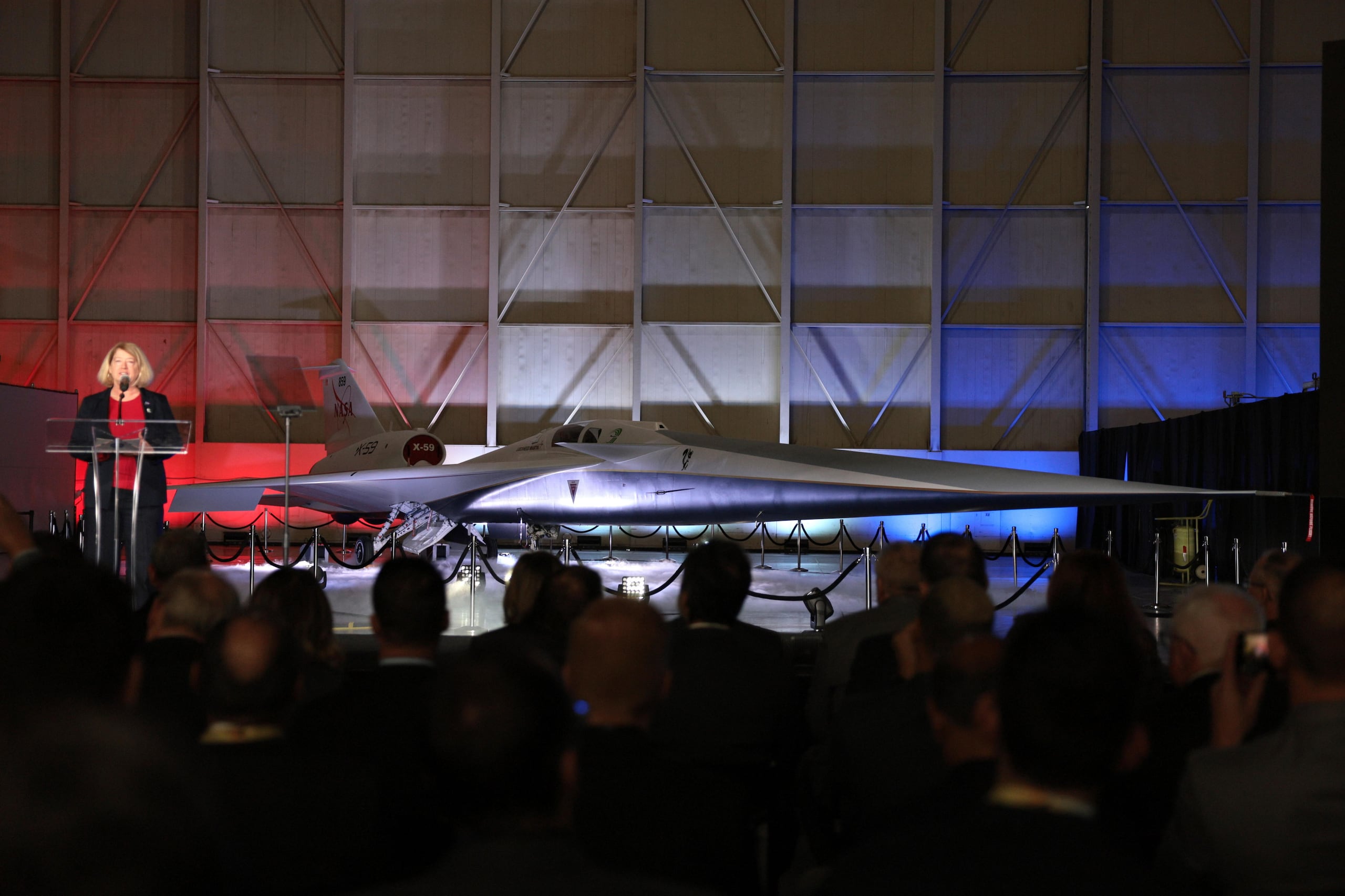 La nariz del X-59 constituye la tercera parte de la longitud total del avión experimental, lo que es clave para dispersar las ondas sonoras generadas al rebasar la velocidad del sonido.