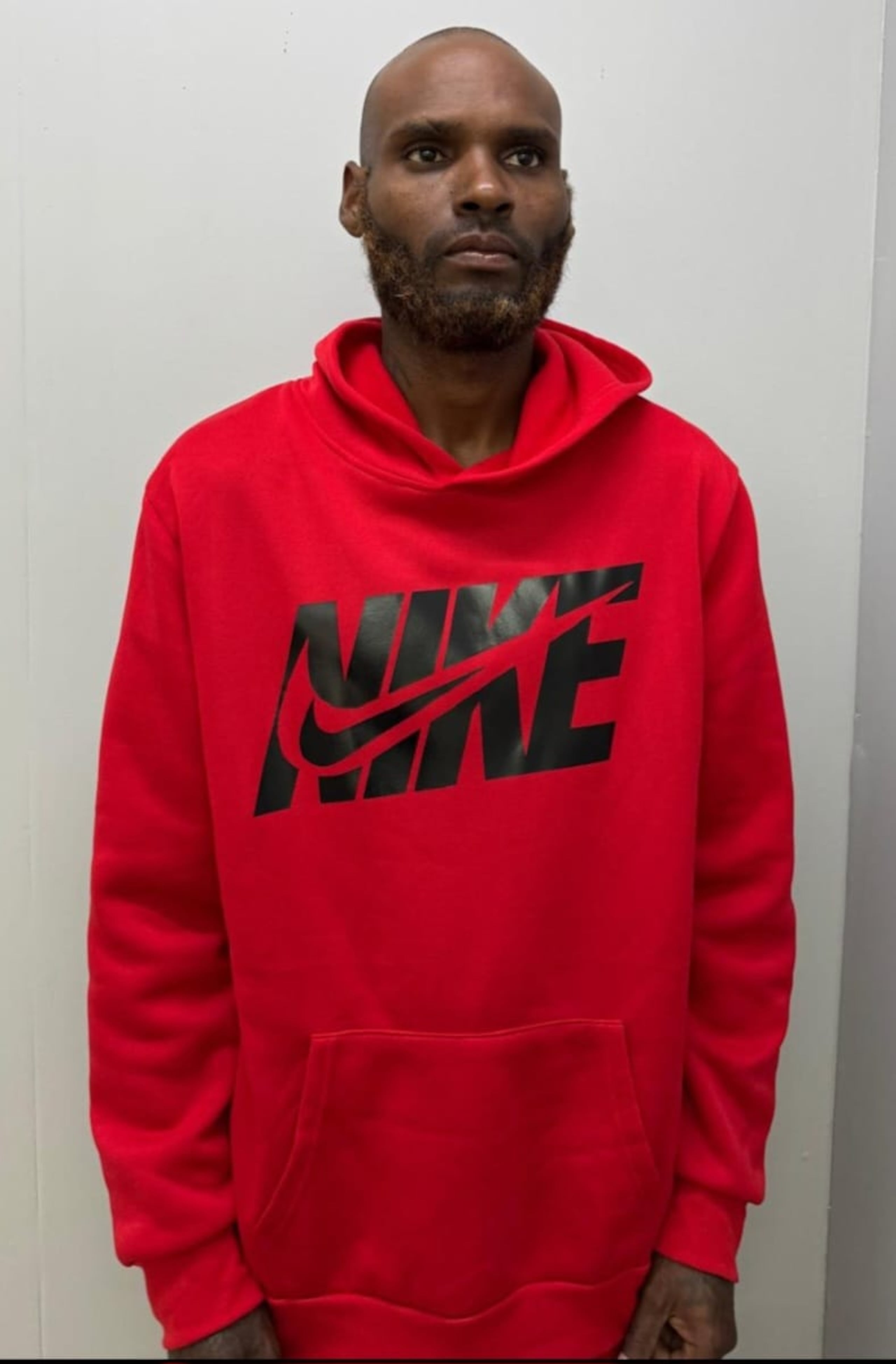 En contra del imputado pesaba una orden de arresto por cuatro cargos de maltrato de menores y tres cargos por violación al artículo 6.06 (portación y uso de armas blancas).