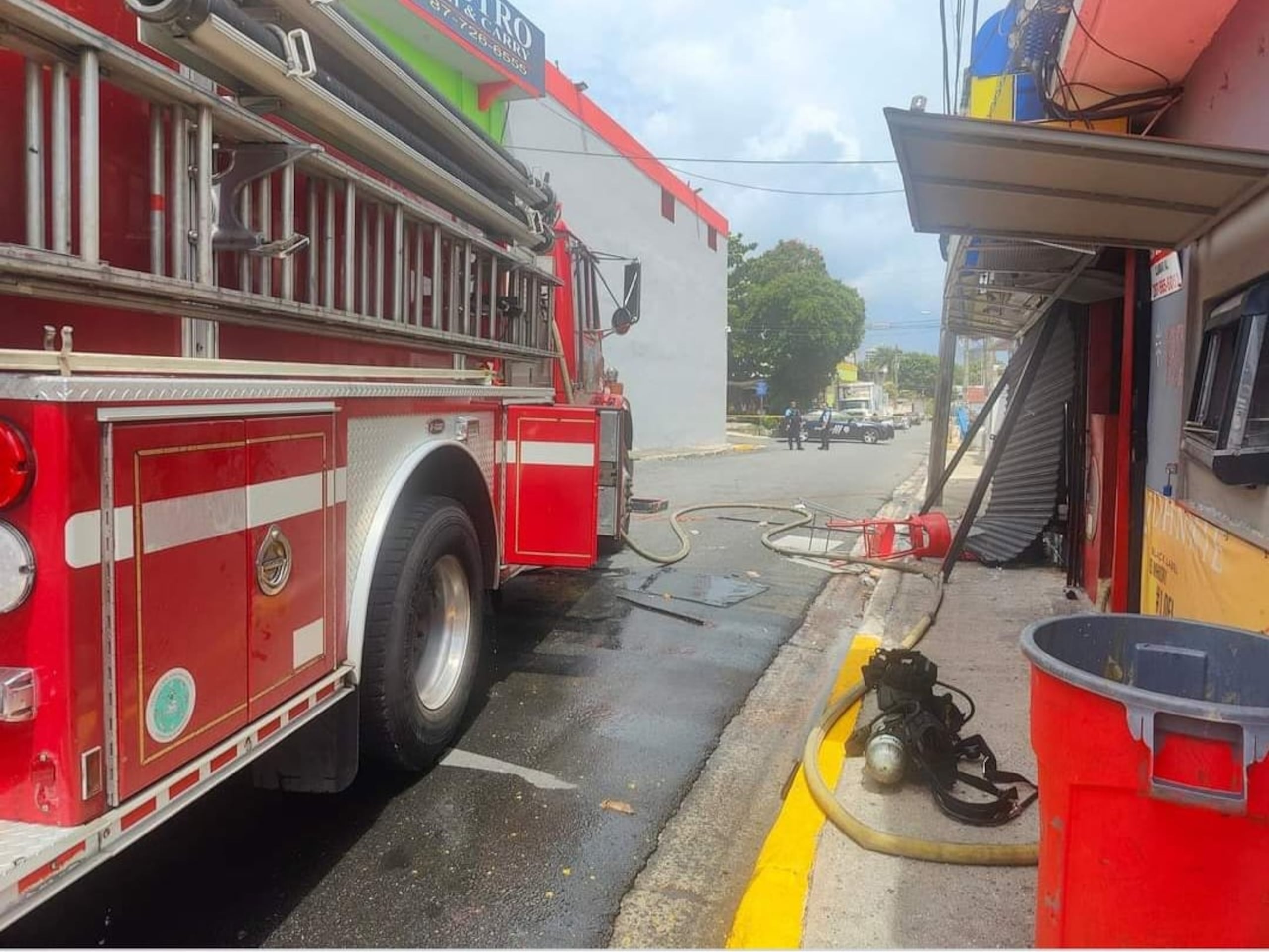 Una explosión se reportó en la cocina de una pizzería en Las Lomas, Puerto Nuevo.