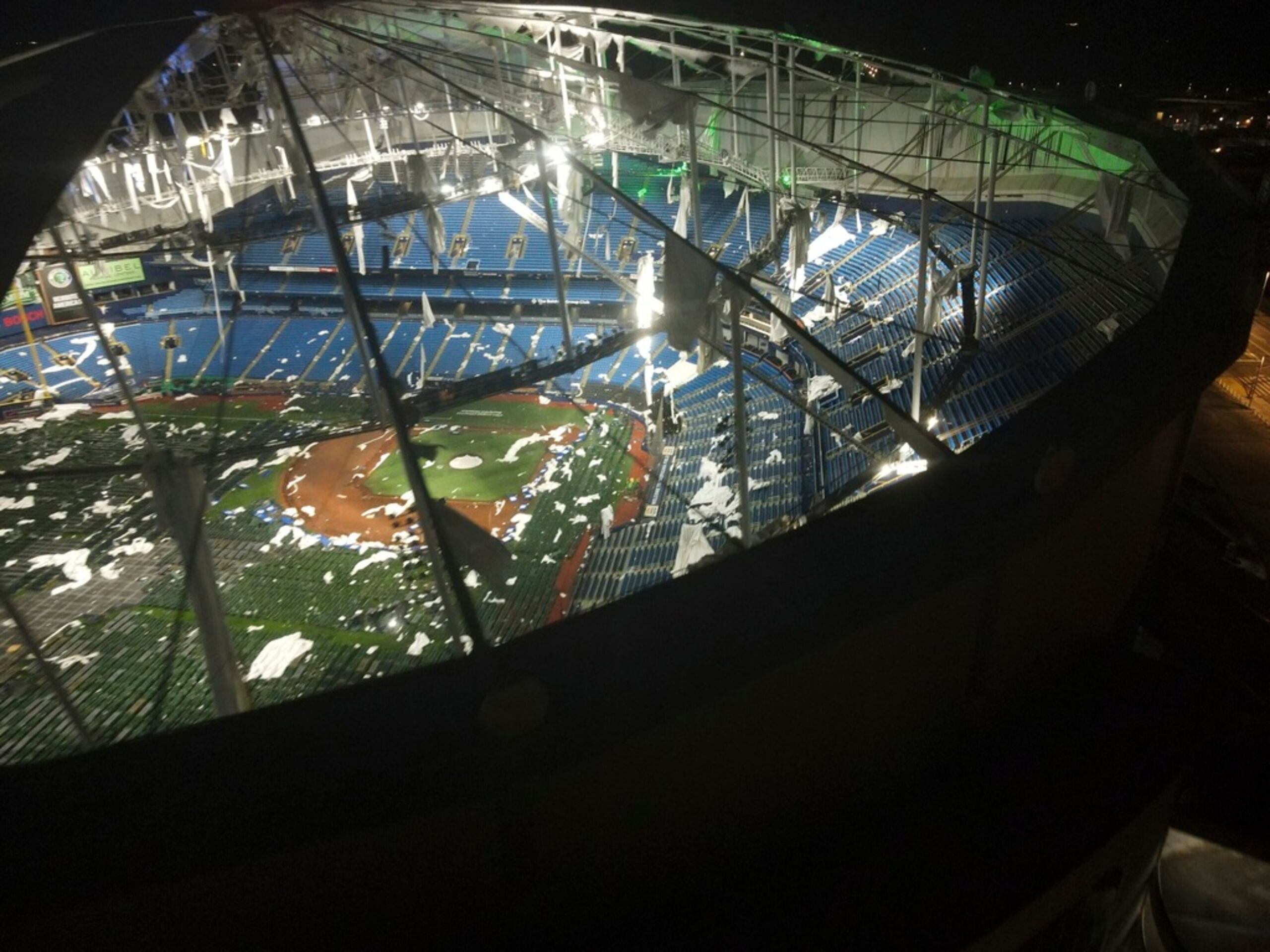 El estadio fue devastado cuando los vientos del huracán rompieron la lona de fibra que servía de techo.