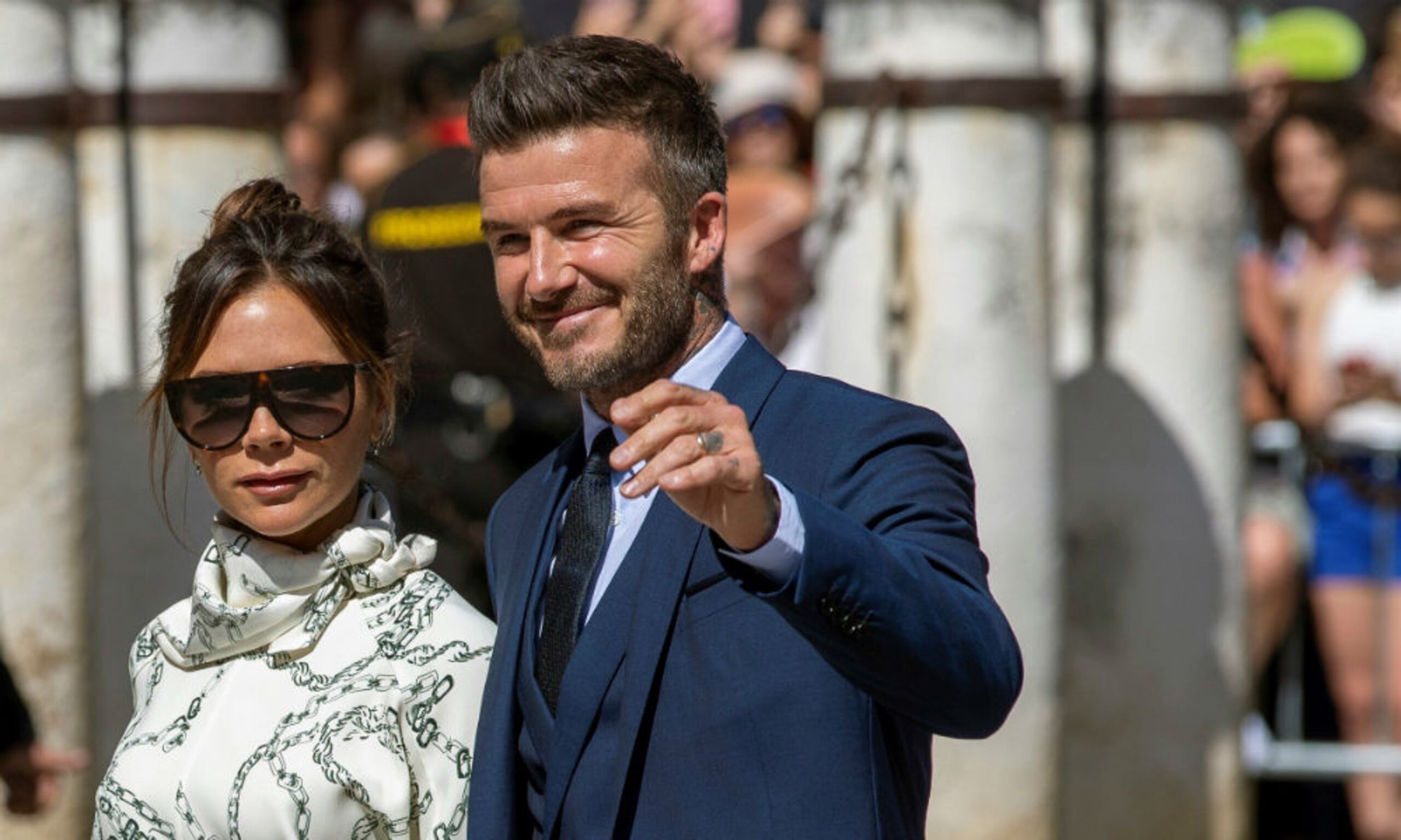 La novia pidió no llevar ropa de color verde, naranja, rosa, blanca o roja, una regla que se saltó levemente Victoria Beckham, esposa del exfutbolista David Beckham, al acudir a la catedral con un vestido beige, casi blanco. (EFE)