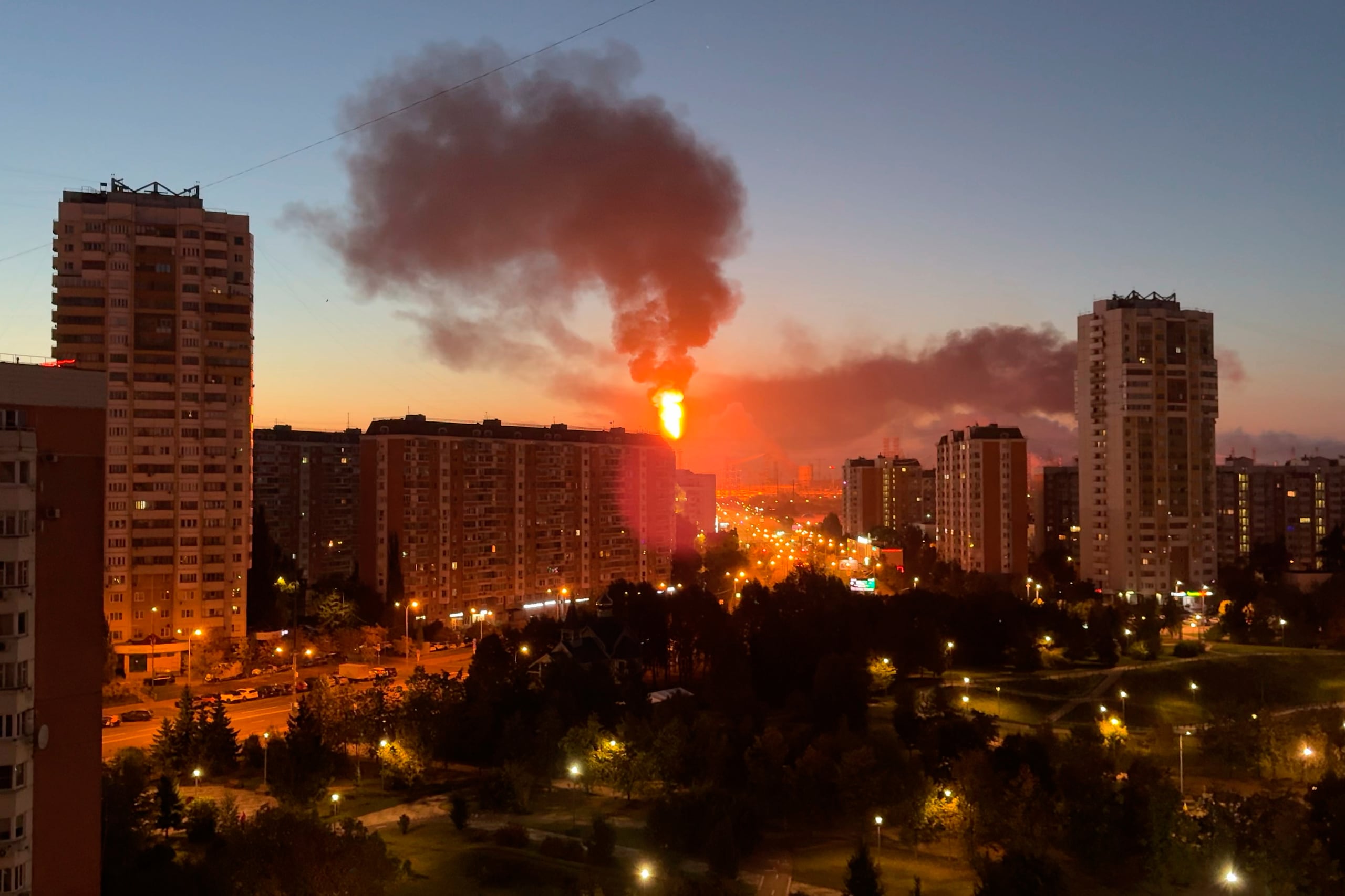 Llamas y humo se ve elevan desde una refinería de petróleo en Moscú en el sureste de la ciudad, tras un gran ataque de drones ucranianos, el domingo 20 de septiembre de 2026. (UGC via AP)