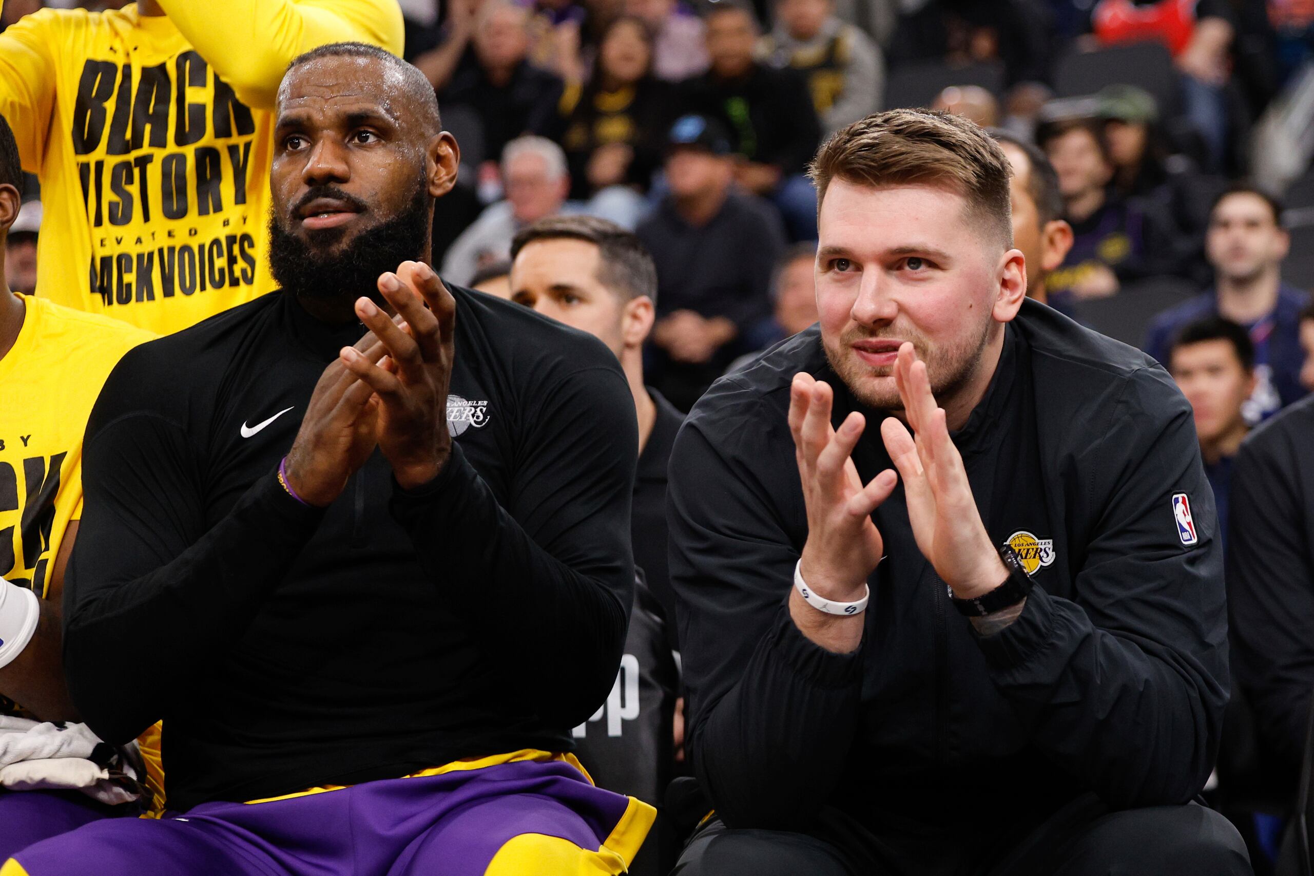 LeBron James y Luka Doncic, de los Lakers de Los Ángeles, se sientan juntos durante el partido ante los Clippers de la misma ciudad, el martes 4 de febrero de 2025.