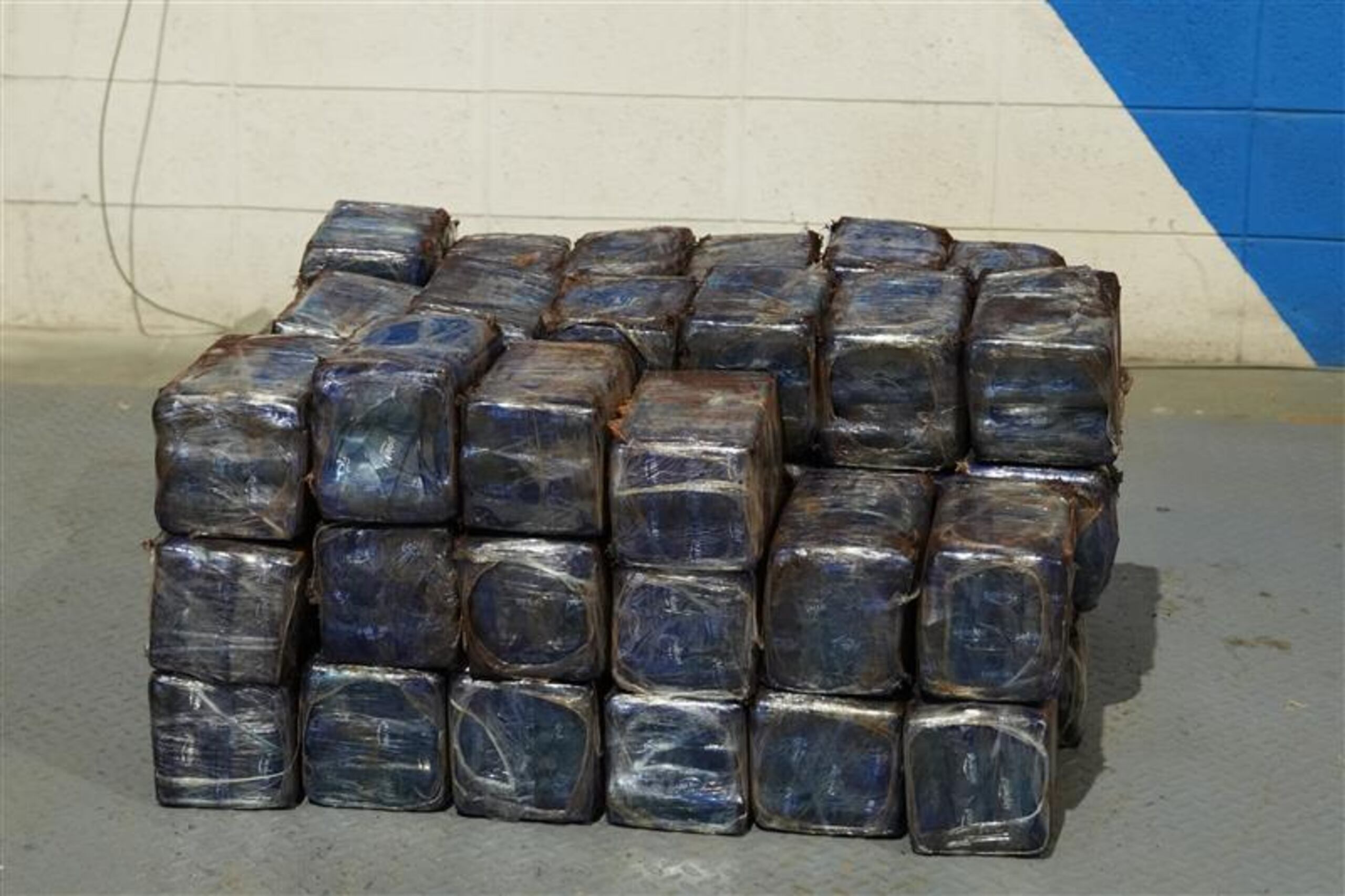 Cargamento de cocaína ocupado por oficiales de Aduanas y Protección Fronteriza de los Estados Unidos en cilindros de puertas enrollables dentro un contenedor que llegó al puerto de San Juan desde la República Dominicana.
