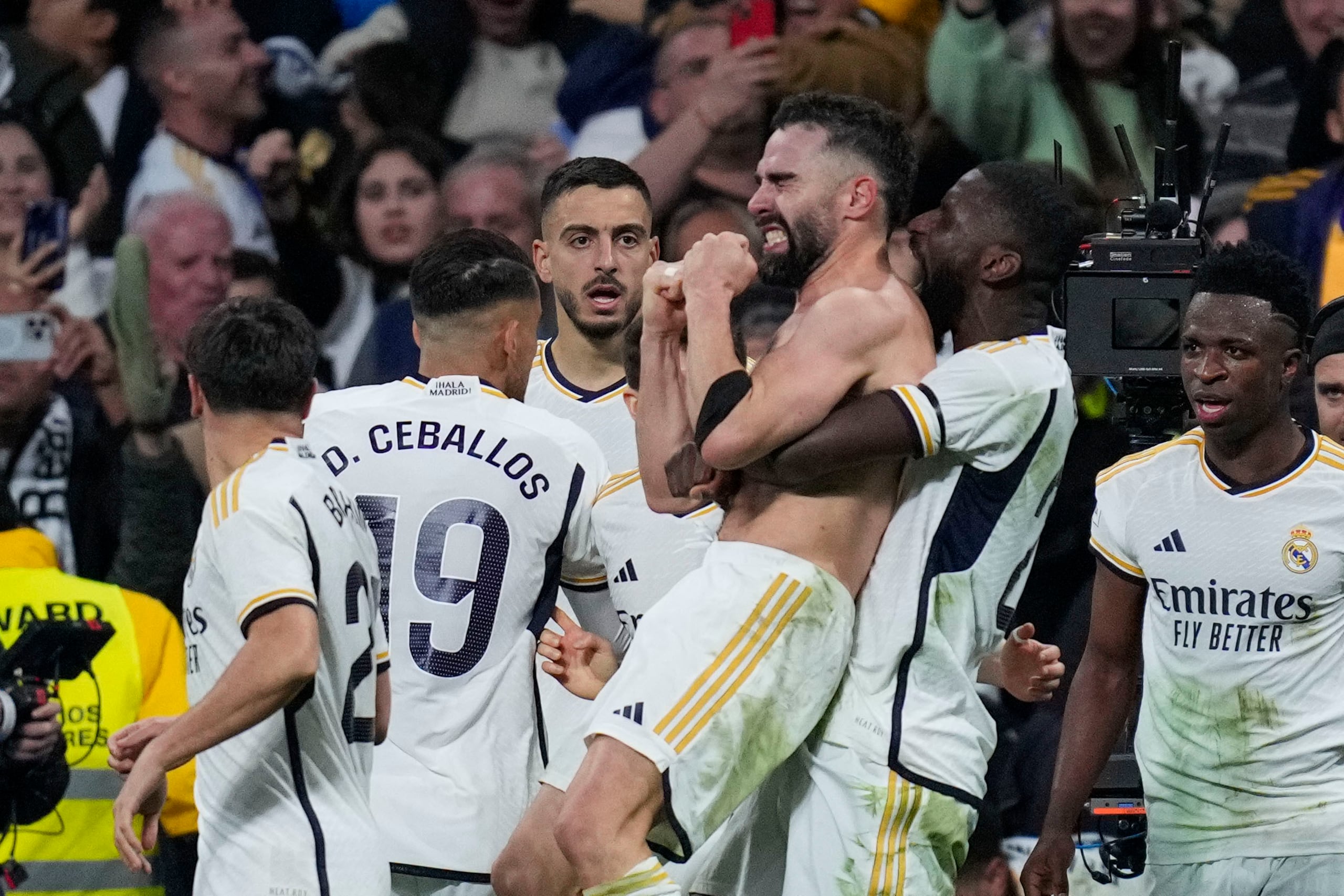 Dani Carvajal del Real Madrid celebra con sus compañeros tras anotar el tercer gol de su equipo en el encuentro ante el Almería en la liga española el domingo 21 de enero del 2024. (AP Foto/Bernat Armangue )
