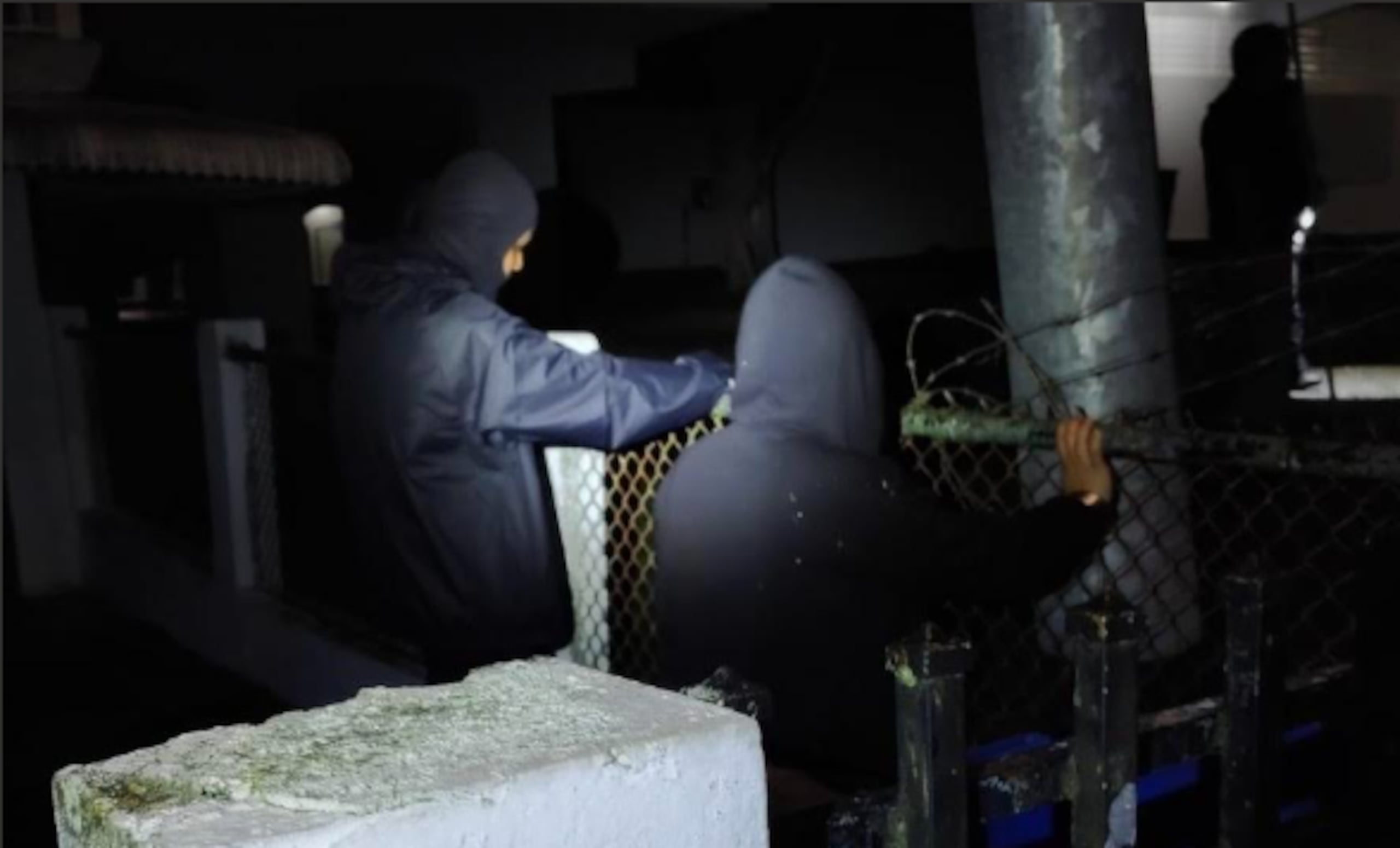 Menores de edad sorprendidos en escuela en Cayey