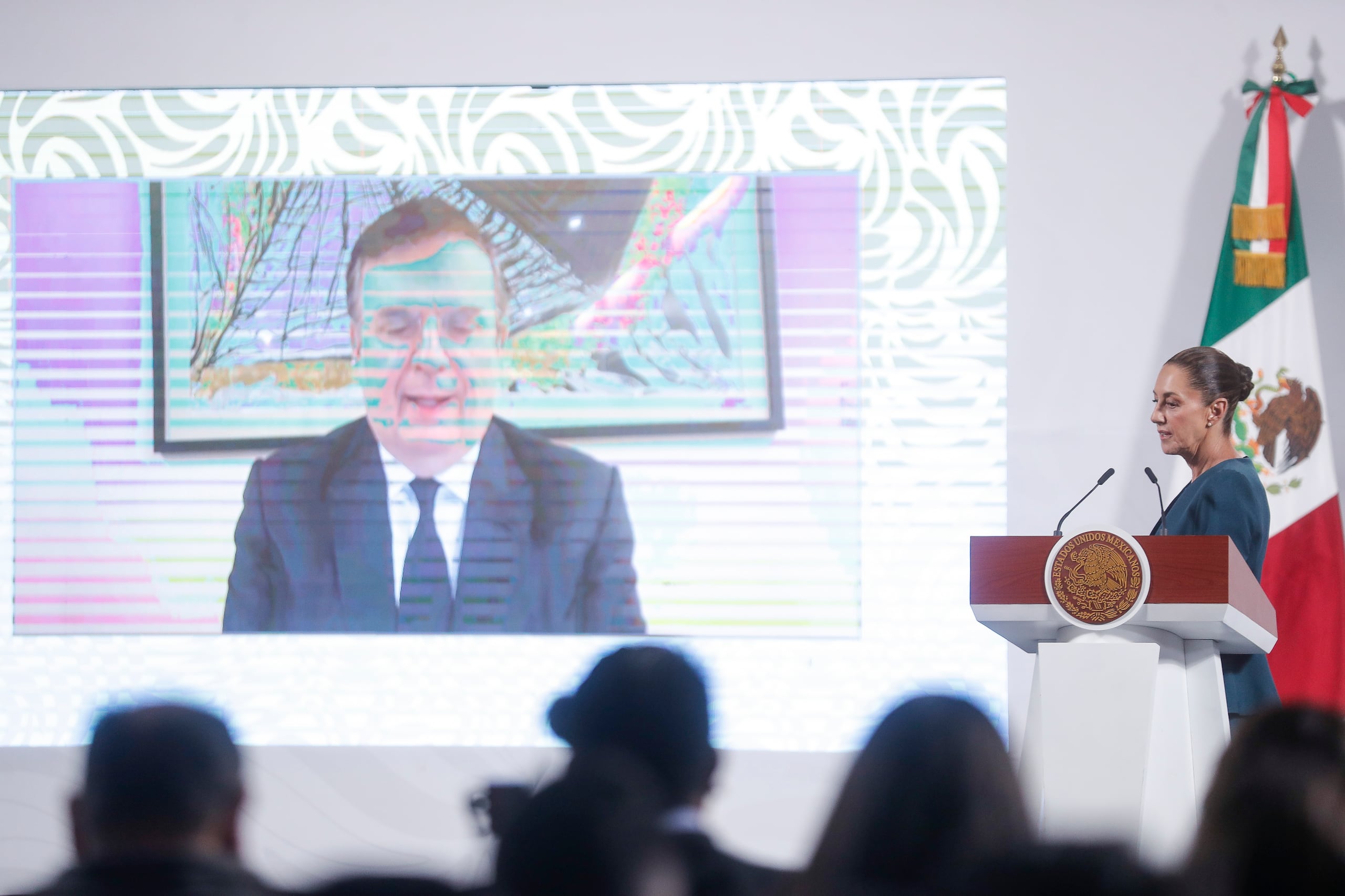 El secretario de Economía, Marcelo Ebrard, participa virtualmente en la rueda de prensa de la presidenta de México, Claudia Sheinbaum, este jueves en Palacio Nacional de Ciudad de México, México. (EFE/ Isaac Esquivel)