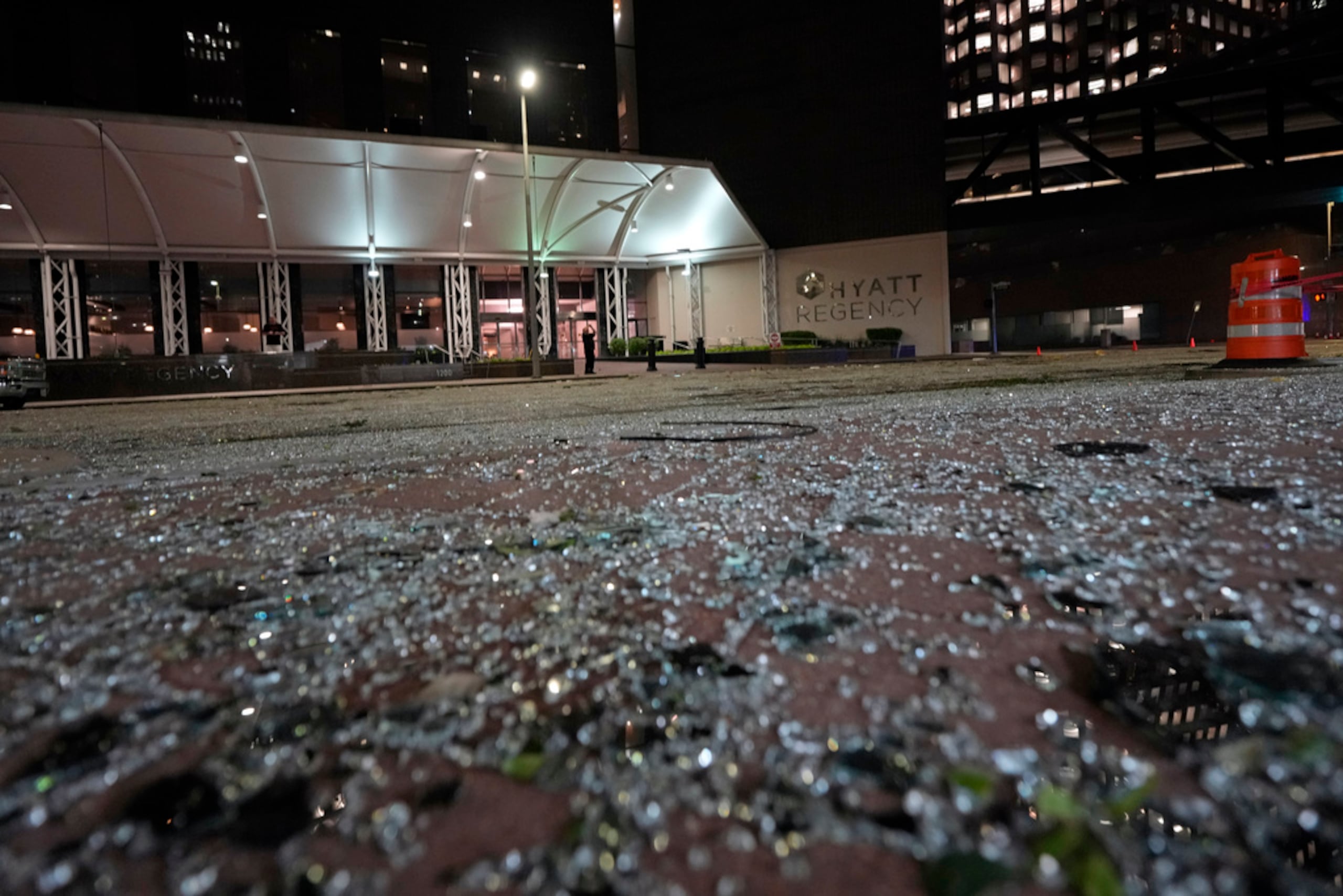 Vidrios rotos cubren la calle afuera del hotel Hyatt Regency en el centro de Houston.