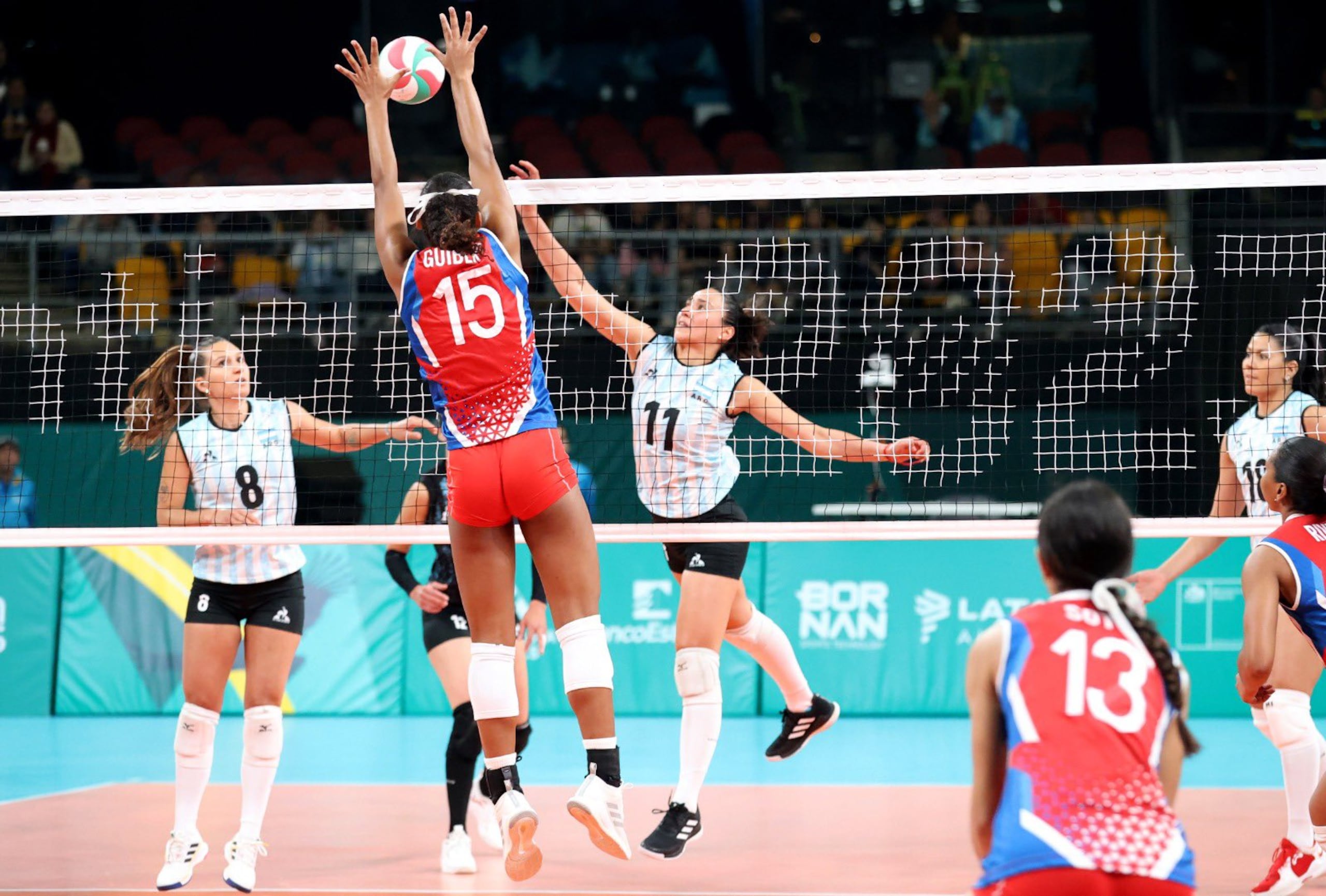 Alana Guibert (15) intenta bloquear un remate de una rival de la selección de Argentina.