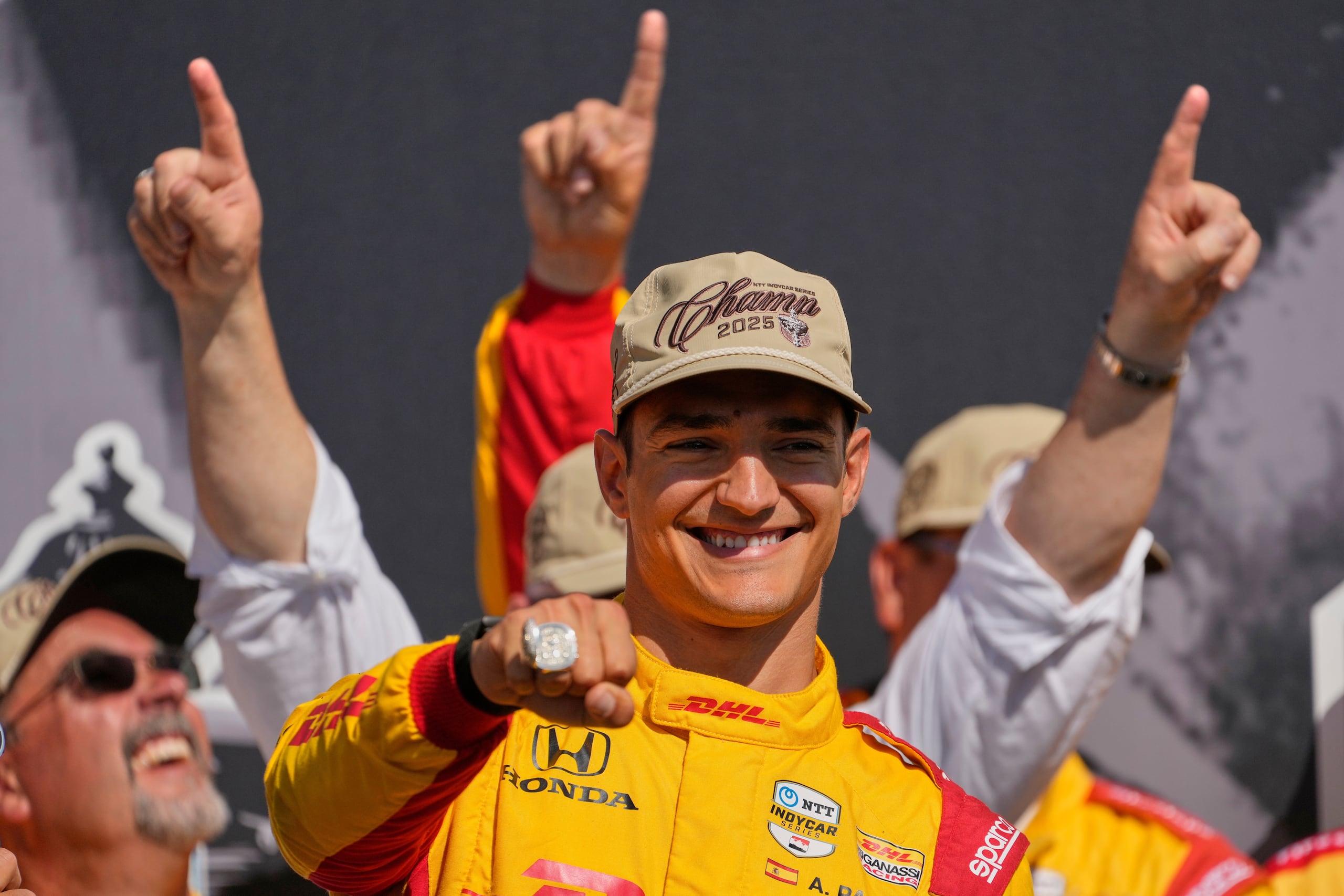 Alex Palou celebra tras ganar el campeonato de la IndyCar, el domingo 31 de agosto de 2025
en el circuito del Nashville Superspeedway. (AP Foto/George Walker IV)